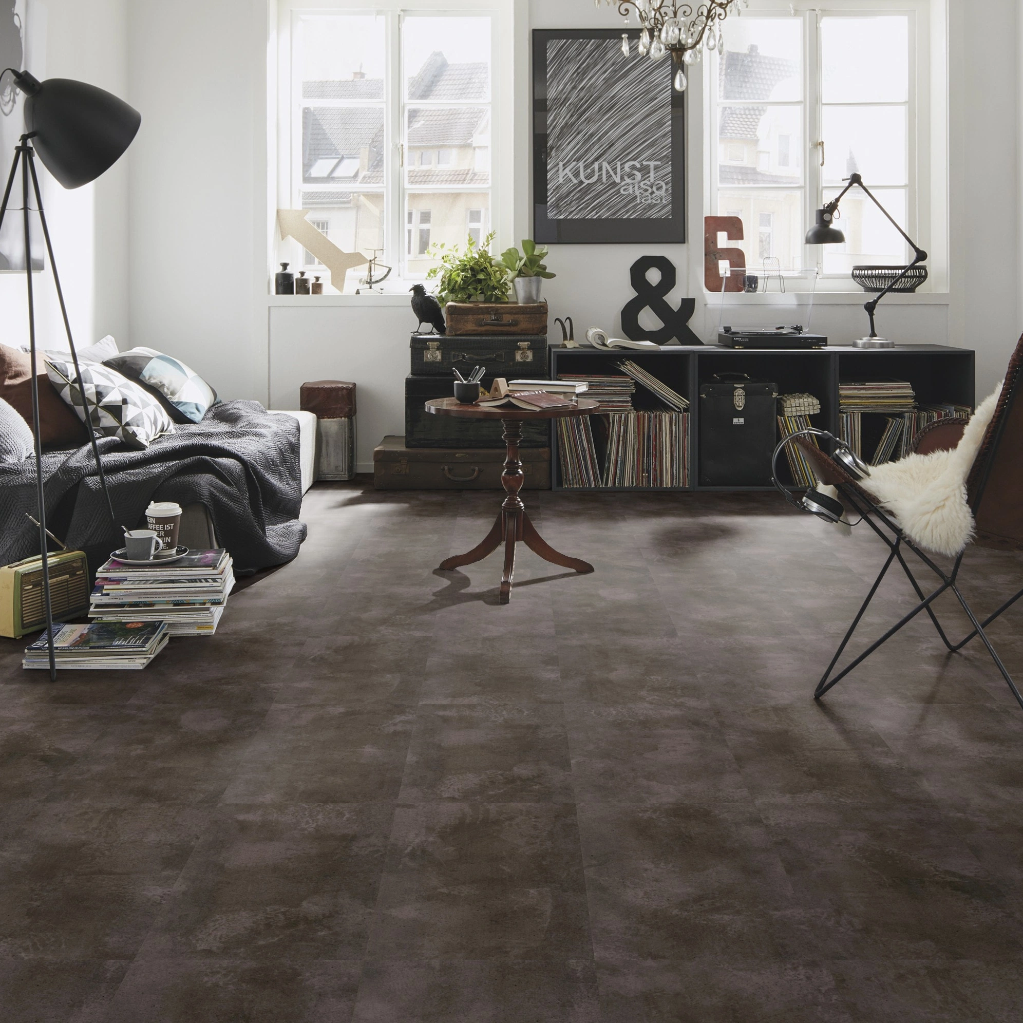 Milieubild Kompaktes Wohnzimmer mit Bücherregal - wineo Klick-Bioboden PURLINE wineo 1000 stone L Urban Concrete Dark Milieubild Kompaktes Wohnzimmer mit Bücherregal - wineo PLC320R