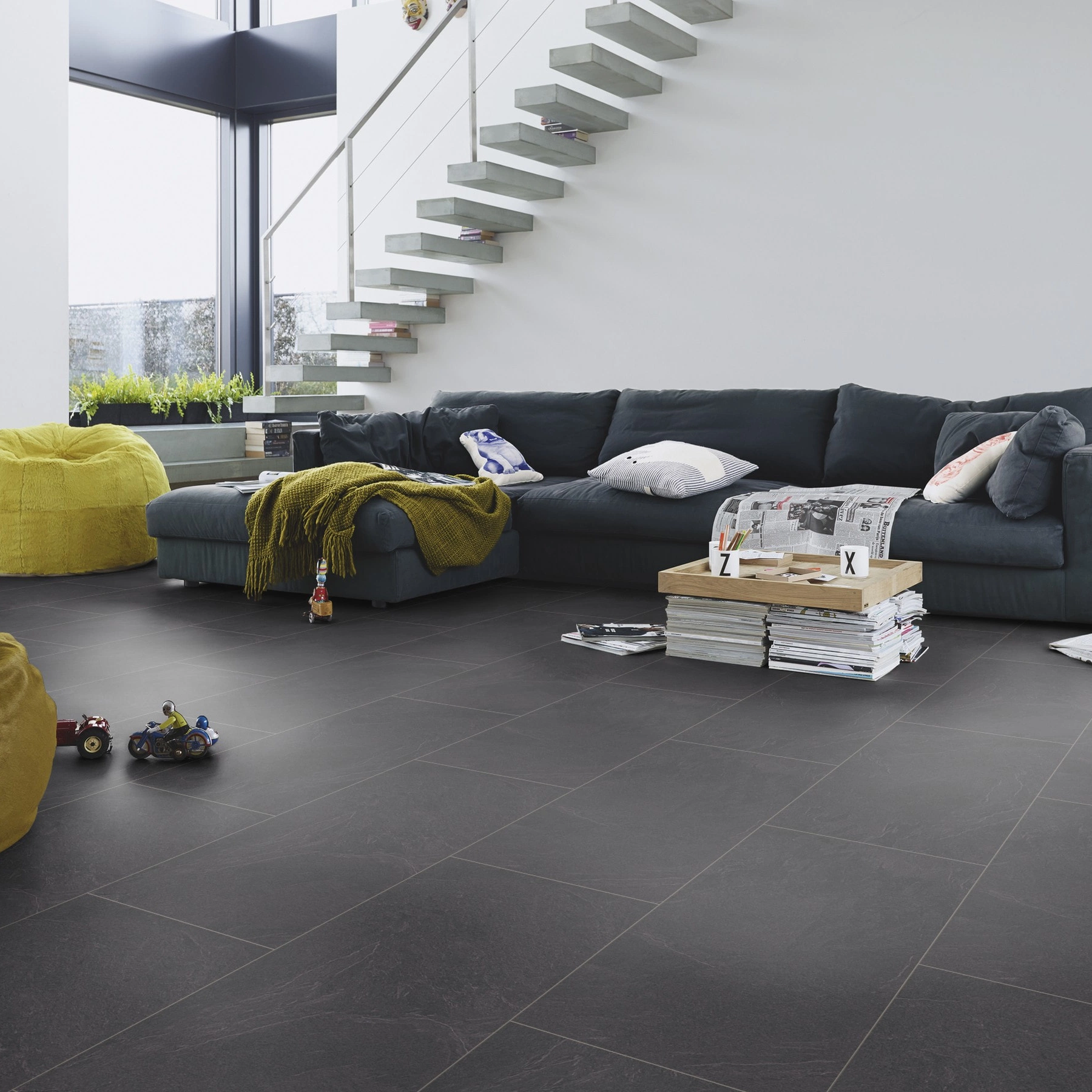 Milieubild Modernes Wohnzimmer mit Kamin - MEISTER Laminat LB 150 Schiefer anthrazit Milieubild Modernes Wohnzimmer mit Kamin - MEISTER 600003-0857398-06137