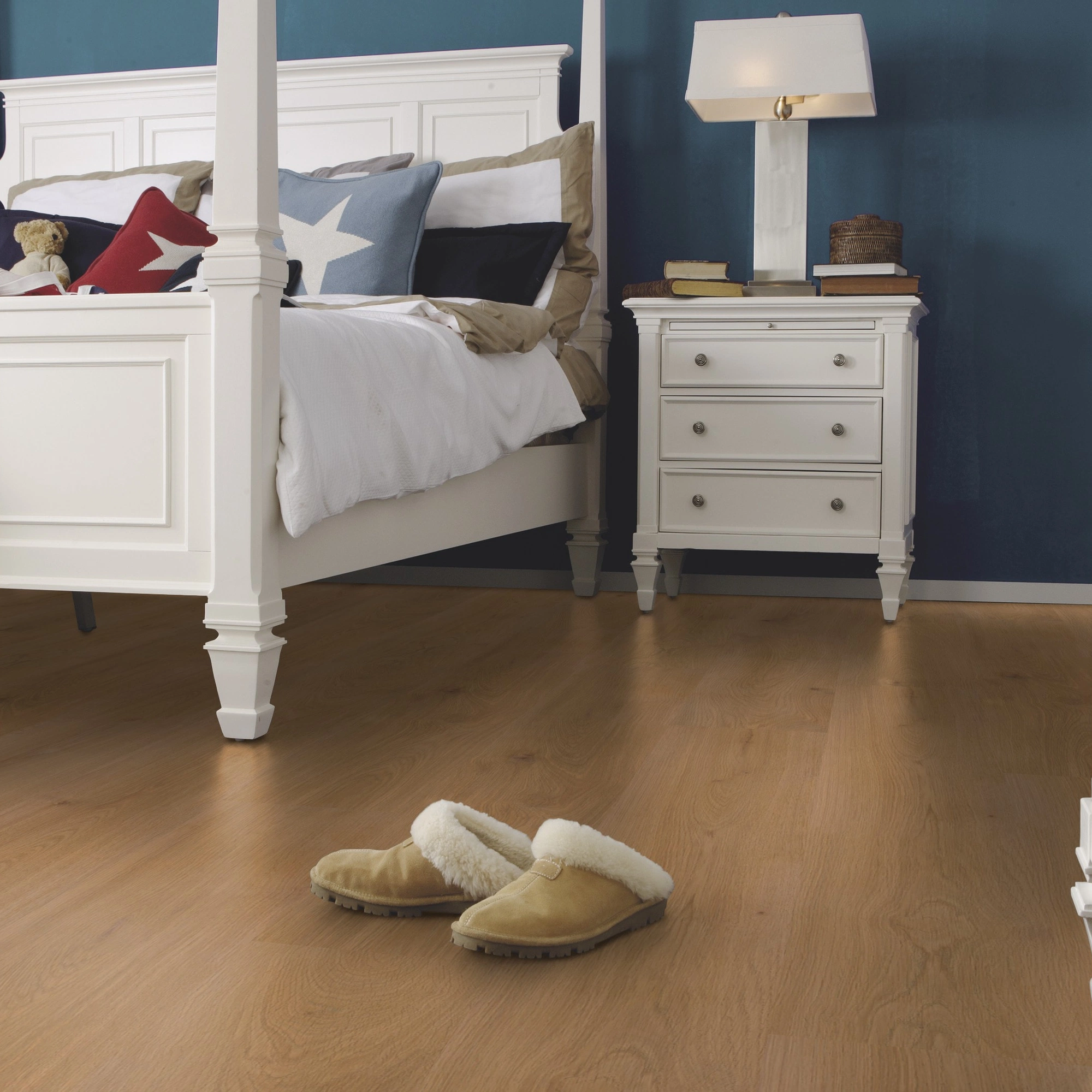 Milieubild Schlafzimmer im Landhaus-Stil - wineo Klick-Bioboden PURLINE wineo 1000 wood XL Noble Oak Toffee Milieubild Schlafzimmer im Landhaus-Stil - wineo PLC311R
