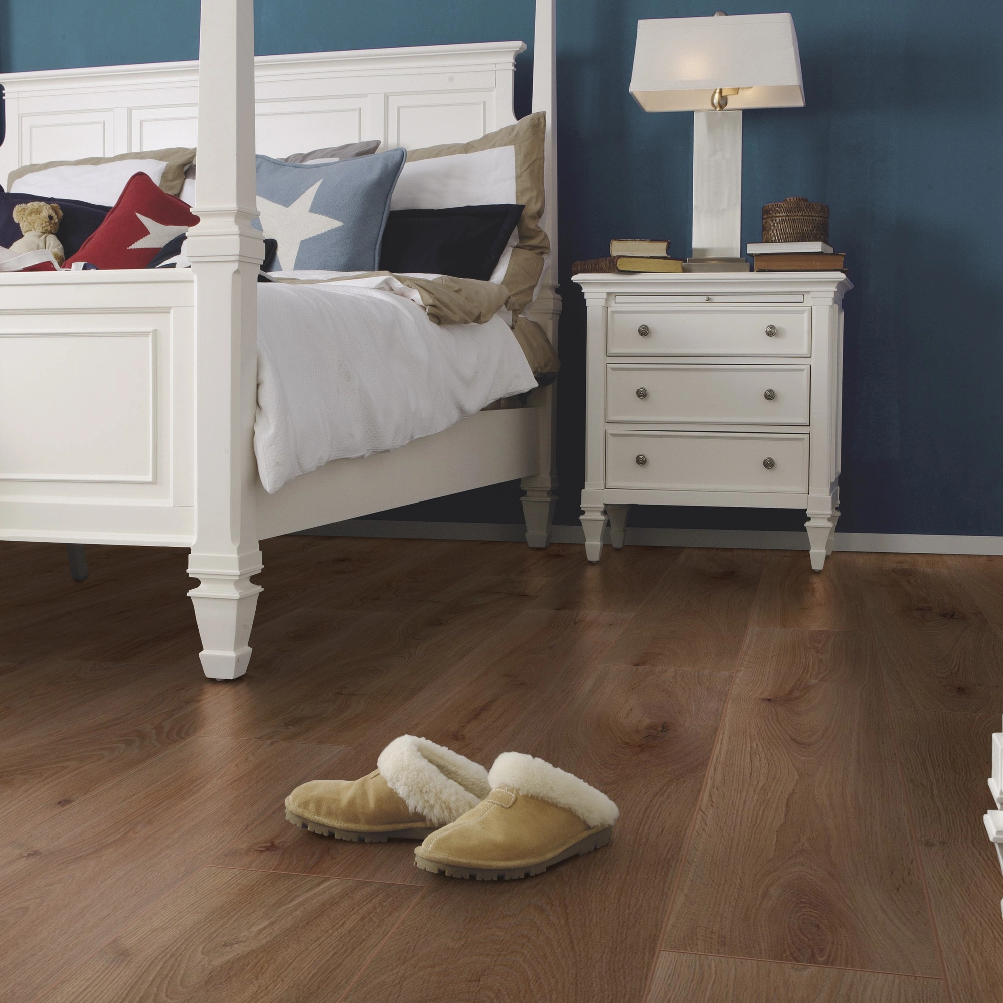 Milieubild Schlafzimmer im Landhaus-Stil - wineo HDF Klick-Bioboden PURLINE wineo 1000 wood XL Noble Oak Chocolate Milieubild Schlafzimmer im Landhaus-Stil - wineo MLP312R