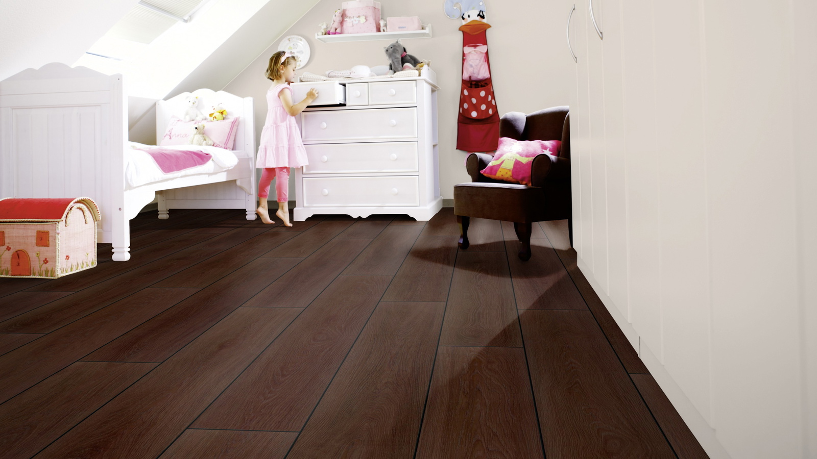Milieubild Kinderzimmer mit weißer Kommode - wineo MLP307R