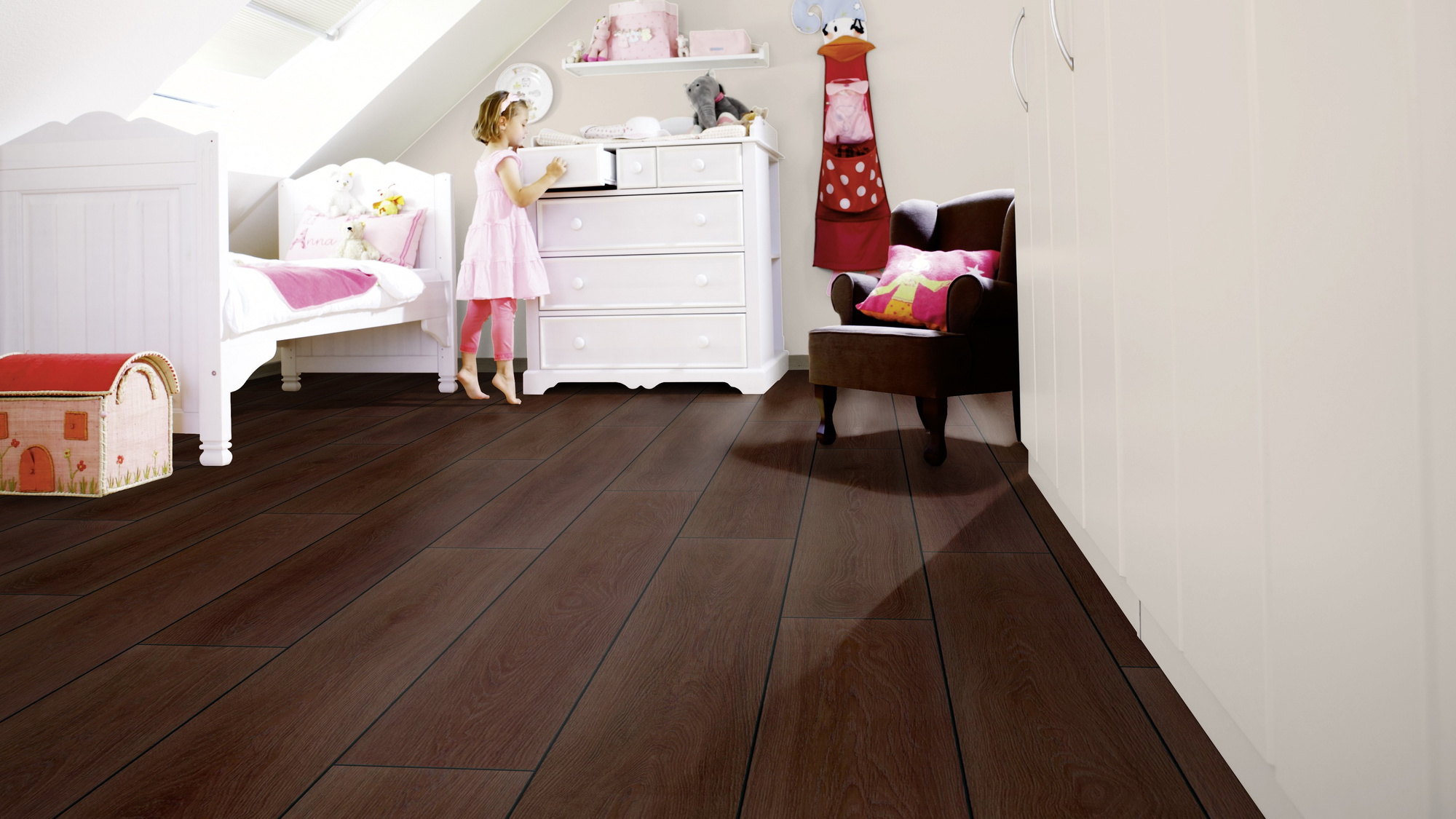 Milieubild Kinderzimmer mit weißer Kommode - wineo HDF Klick-Bioboden PURLINE wineo 1000 wood XL Calm Oak Mocca Milieubild Kinderzimmer mit weißer Kommode - wineo MLP307R