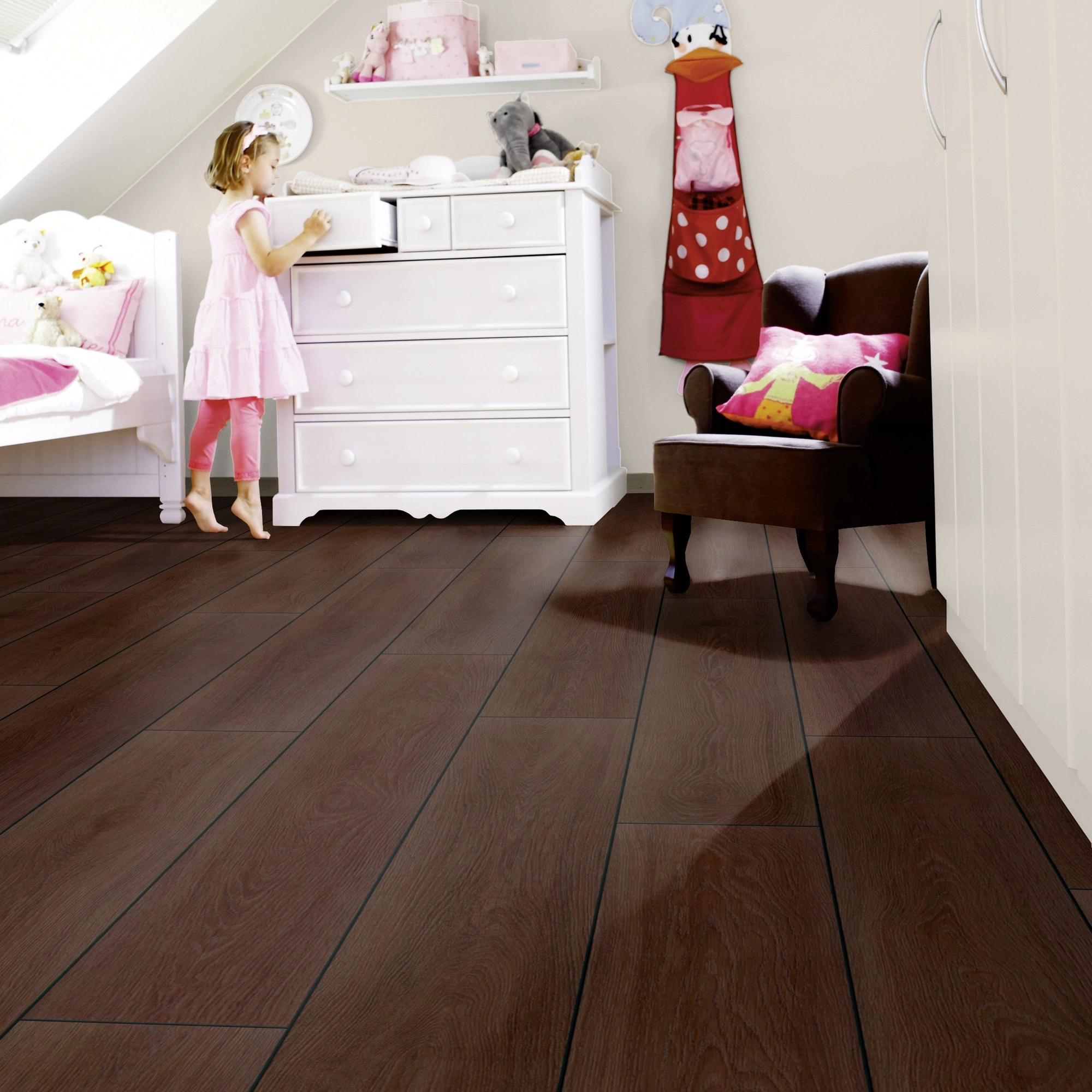 Milieubild Kinderzimmer mit weißer Kommode - wineo HDF Klick-Bioboden PURLINE wineo 1000 wood XL Calm Oak Mocca Milieubild Kinderzimmer mit weißer Kommode - wineo MLP307R