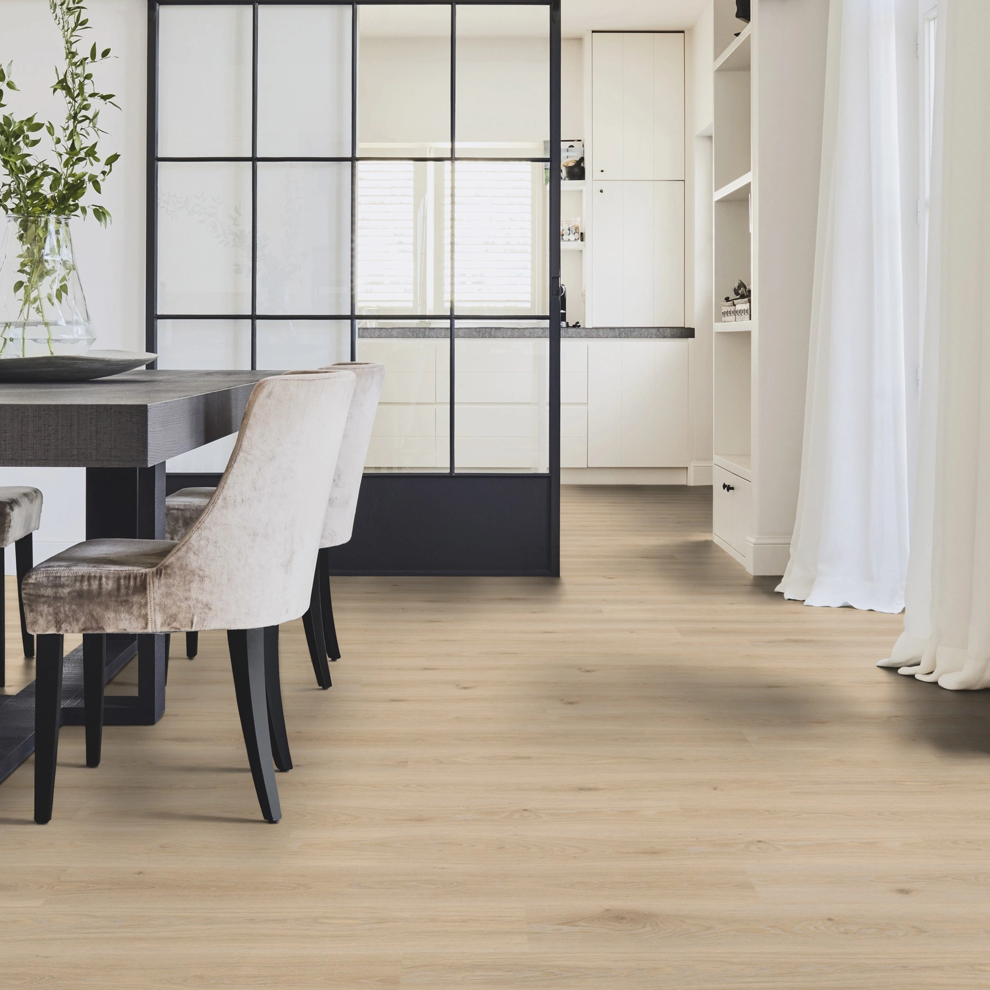 Milieubild Modernes Esszimmer mit Glas-Schiebetür - Tarkett Rigid Klick-Designboden iD Evolution Rigid Home Highland Oak Beige Milieubild Modernes Esszimmer mit Glas-Schiebetür - Tarkett 280041004