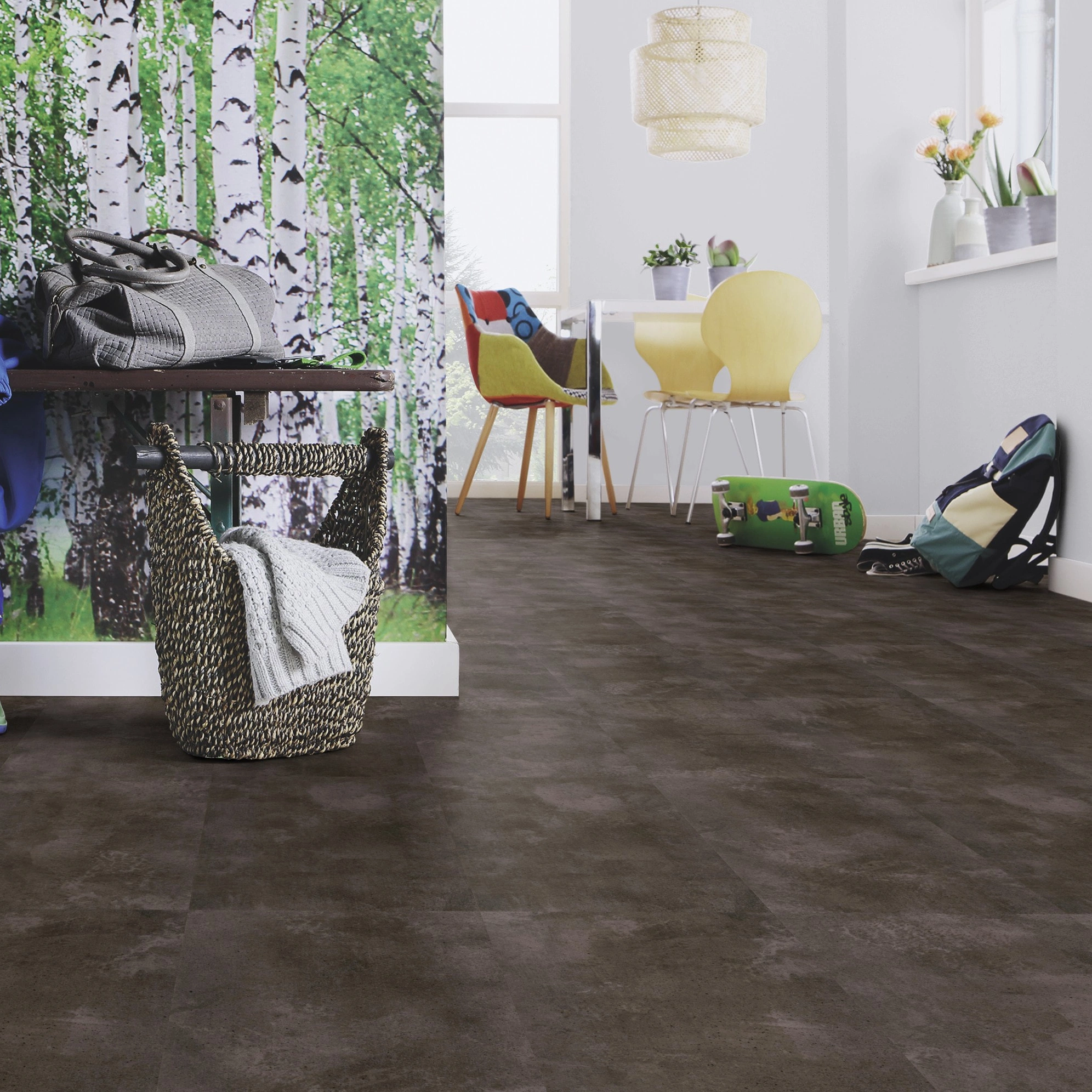 Milieubild Esszimmer mit Flur und Sitzbank - wineo Klick-Bioboden PURLINE wineo 1000 stone L Urban Concrete Dark Milieubild Esszimmer mit Flur und Sitzbank - wineo PLC320R