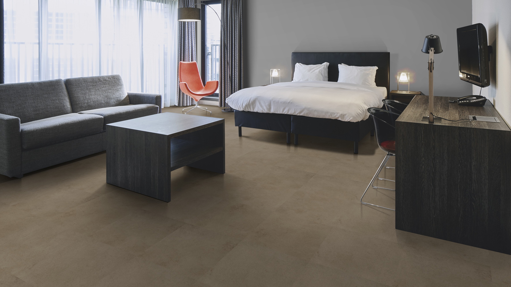 Milieubild Hotelzimmer mit Kingsize-Bett - Forbo Flooring 243651