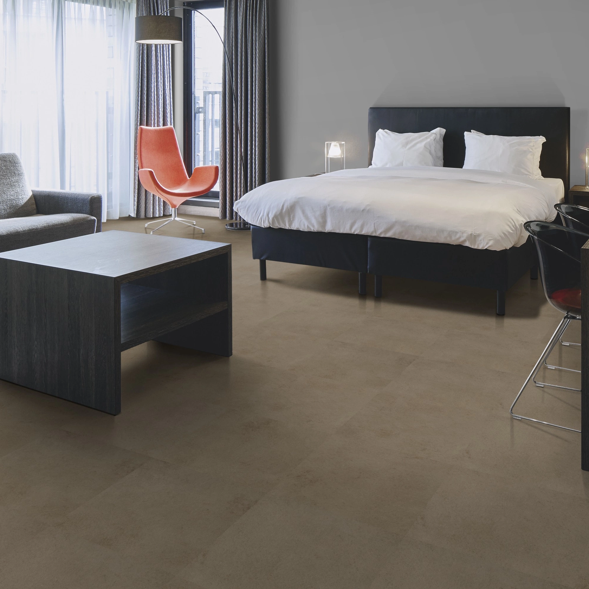 Milieubild Hotelzimmer mit Kingsize-Bett - Forbo Flooring Klebe-Vinyl Allura Dryback 0.55 Material Canyon Cement Milieubild Hotelzimmer mit Kingsize-Bett - Forbo Flooring 243651