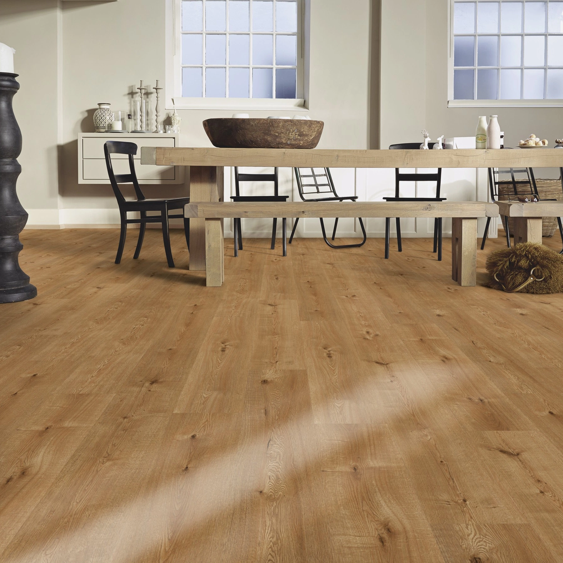 Milieubild Esszimmer mit großem Tisch - MEISTER Laminat LD 55 Hill Oak Milieubild Esszimmer mit großem Tisch - MEISTER 600015-1288198-07153