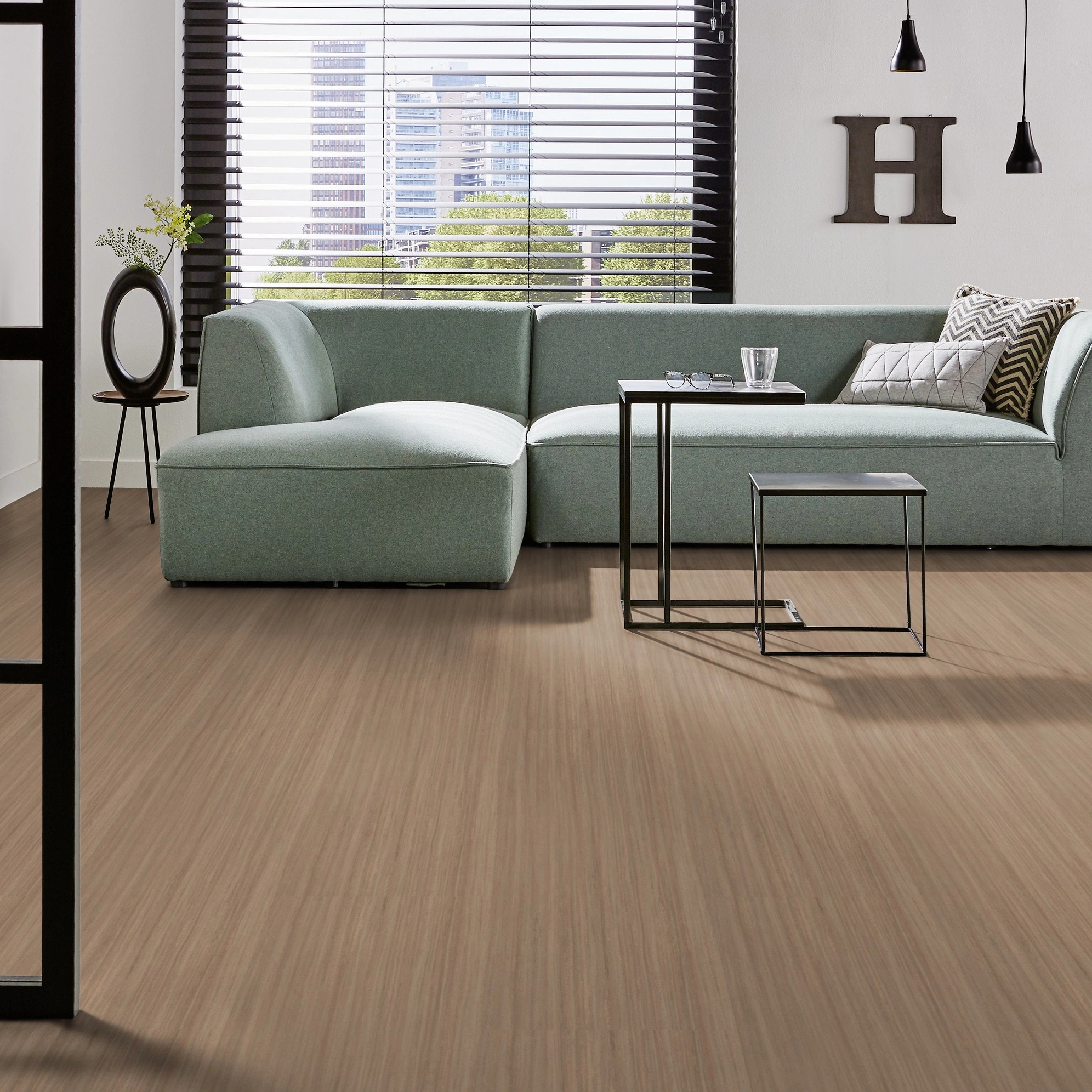 Milieubild Modernes Wohnzimmer mit mintgrünem Sofa - Forbo Flooring Marmoleum Click Withered Prairie Milieubild Modernes Wohnzimmer mit mintgrünem Sofa - Forbo Flooring 176504
