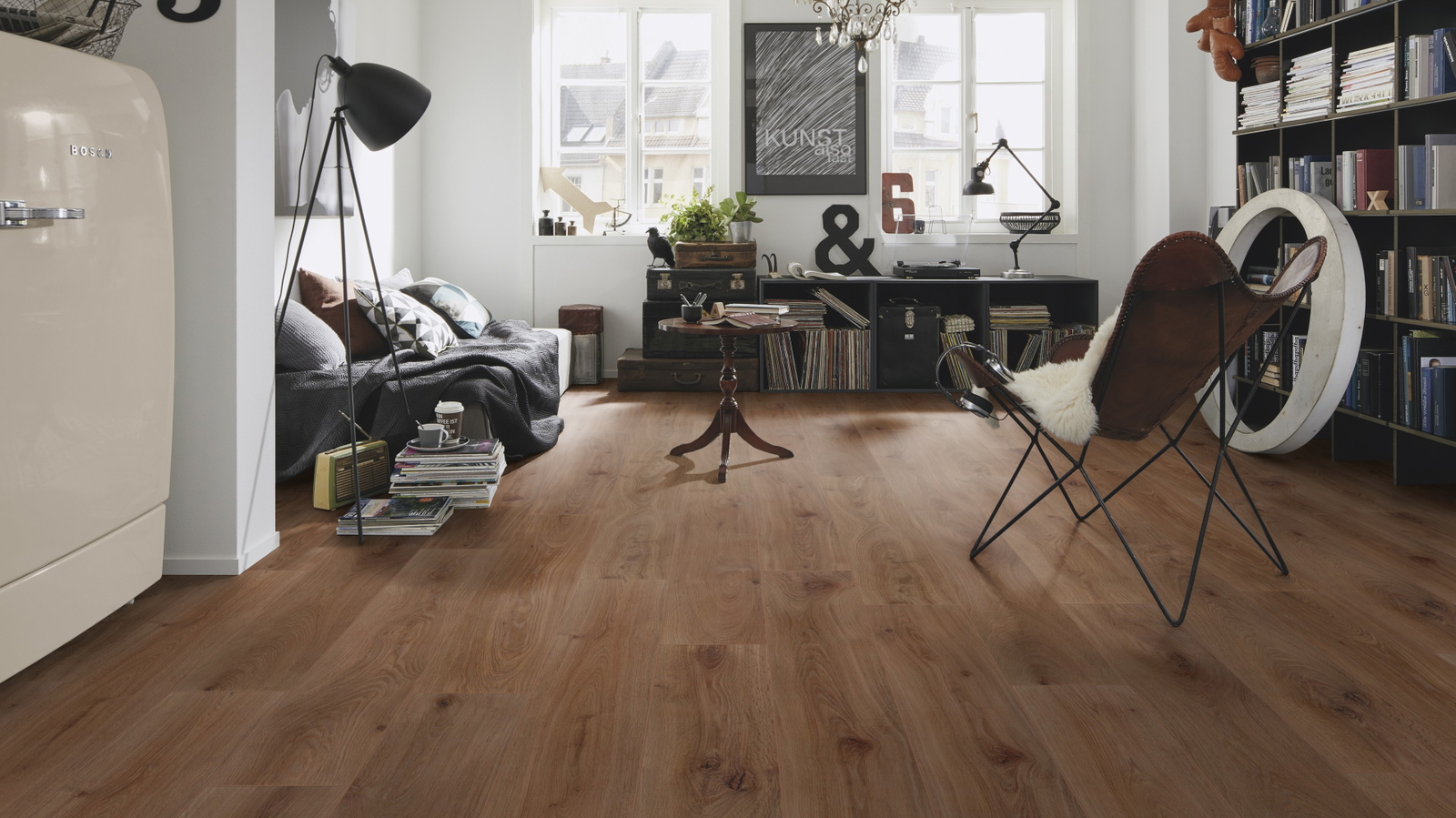 Milieubild Kompaktes Wohnzimmer mit Bücherregal - wineo PL312R