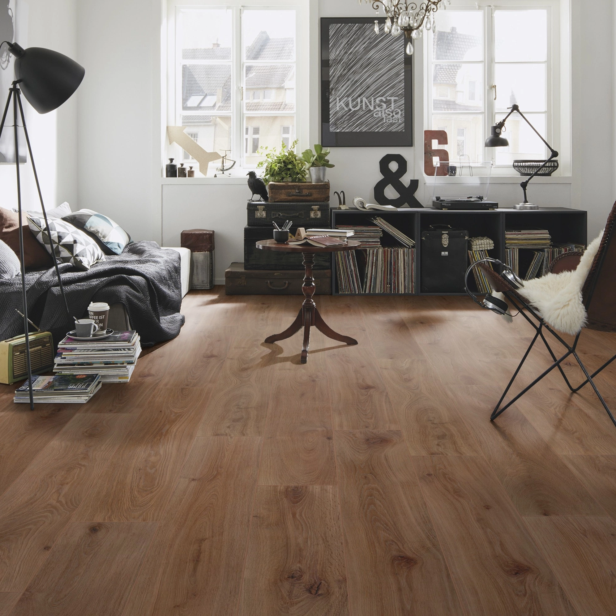 Milieubild Kompaktes Wohnzimmer mit Bücherregal - wineo Klebe-Bioboden PURLINE wineo 1000 wood XL Noble Oak Chocolate Milieubild Kompaktes Wohnzimmer mit Bücherregal - wineo PL312R