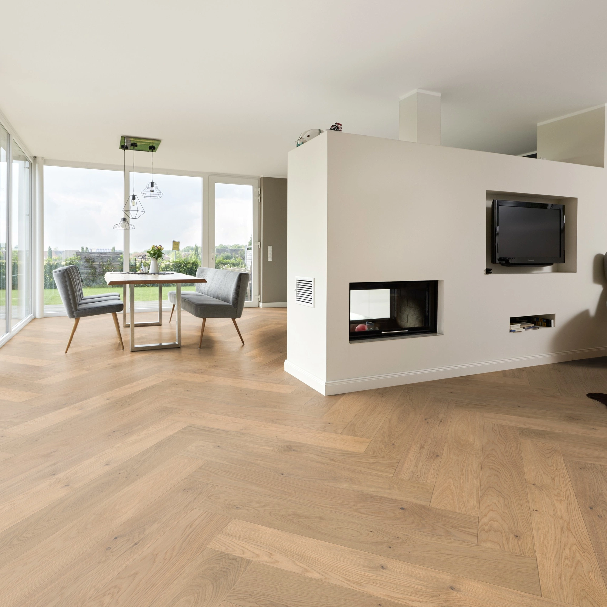 Milieubild Wohnzimmer mit Essbereich und Kamin - ter Hürne Parkett Light Collection OLIO Eiche Kitzbühel Milieubild Wohnzimmer mit Essbereich und Kamin - ter Hürne 1101312817