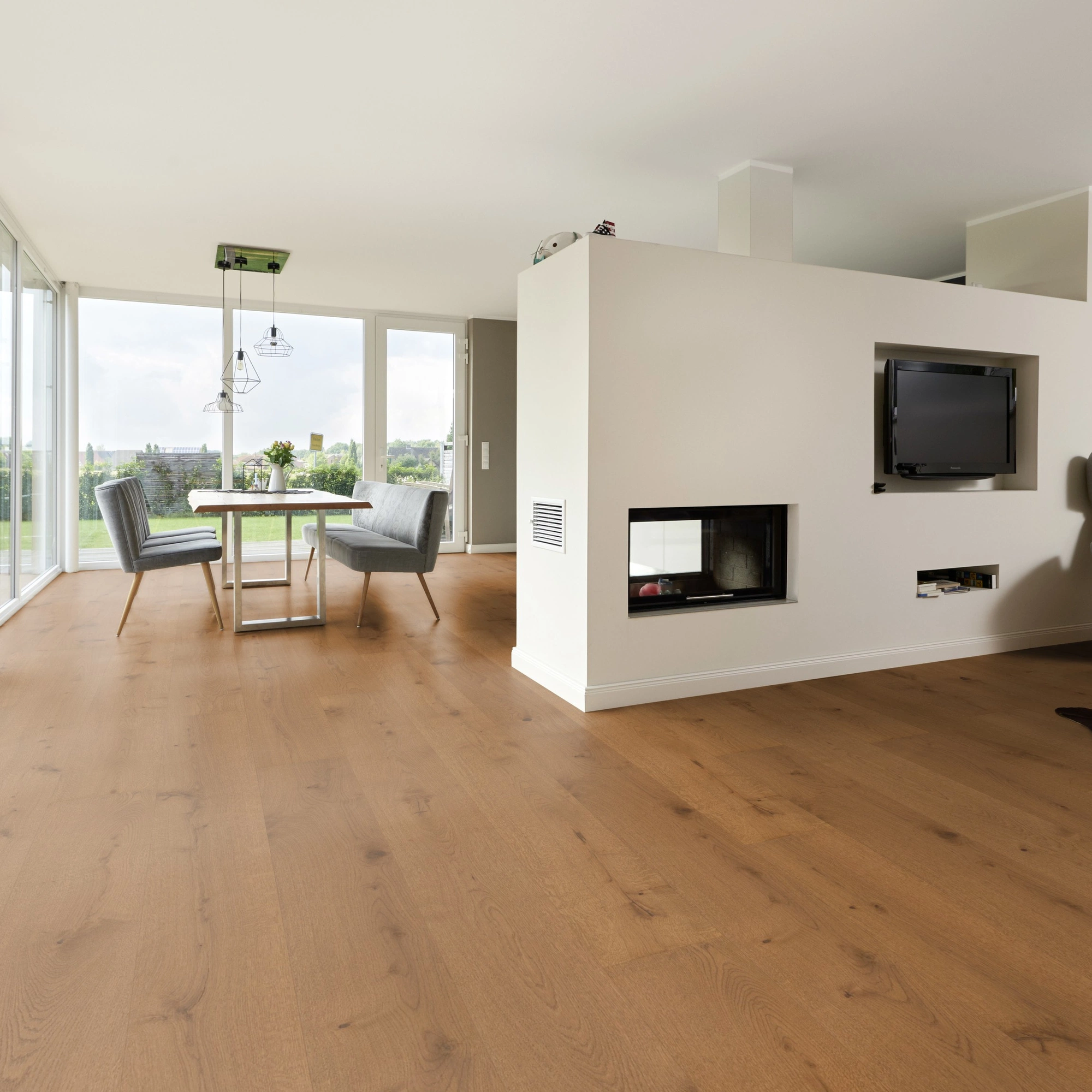 Milieubild Wohnzimmer mit Essbereich und Kamin - ter Hürne Parkett Noblesse Collection OLIO Eiche Madonella Milieubild Wohnzimmer mit Essbereich und Kamin - ter Hürne 1101312667