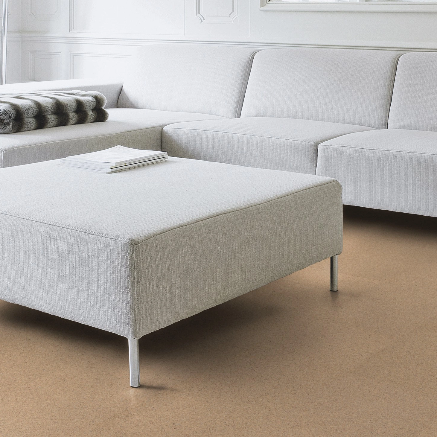 Milieubild Wohnzimmer mit Couch - Nahansicht - Wicanders Wise HDF Klick-Korkboden cork Go Sand Milieubild Wohnzimmer mit Couch - Nahansicht - Wicanders Wise 80002133