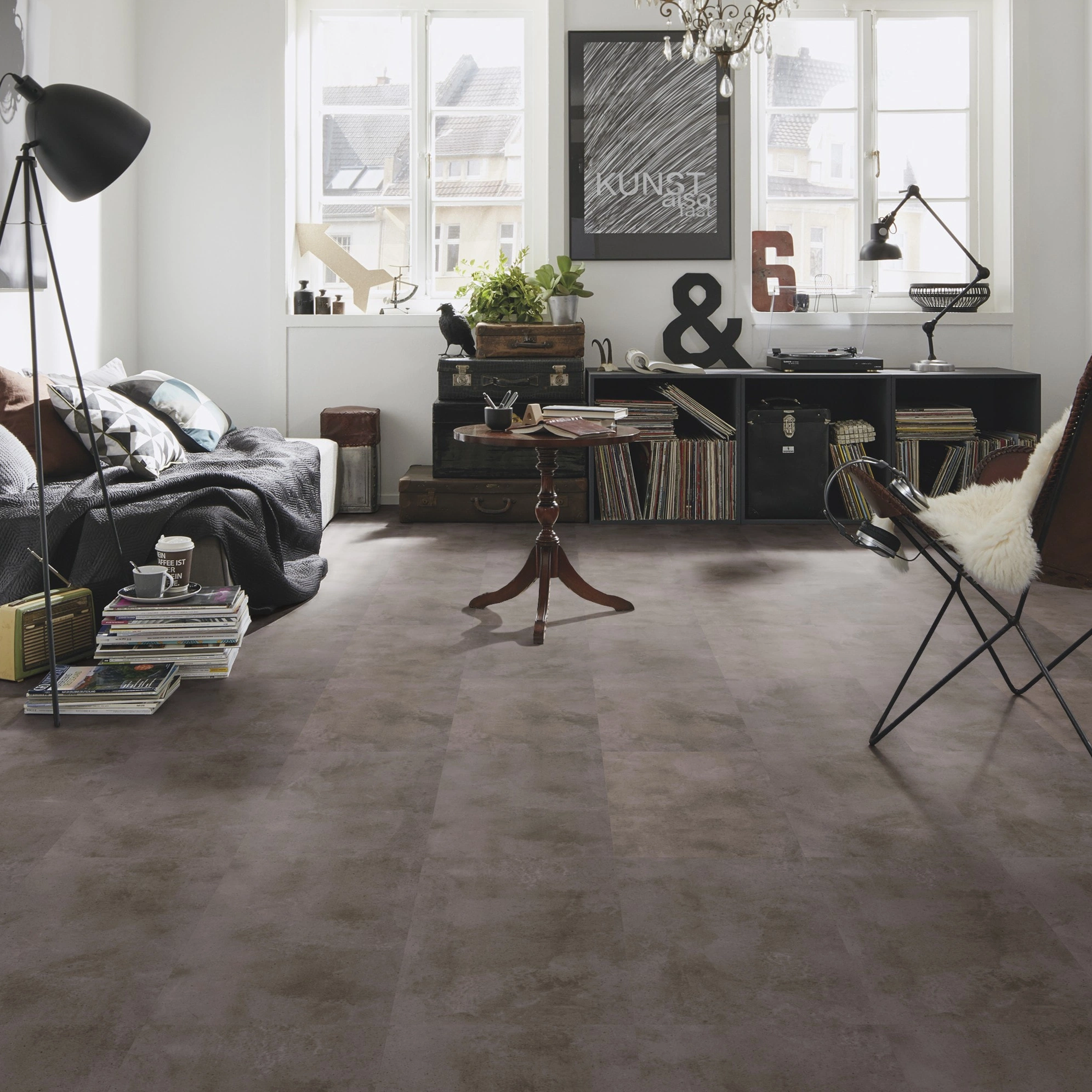 Milieubild Kompaktes Wohnzimmer mit Bücherregal - wineo Klick-Bioboden PURLINE wineo 1000 stone L Urban Concrete Steel Milieubild Kompaktes Wohnzimmer mit Bücherregal - wineo PLC319R