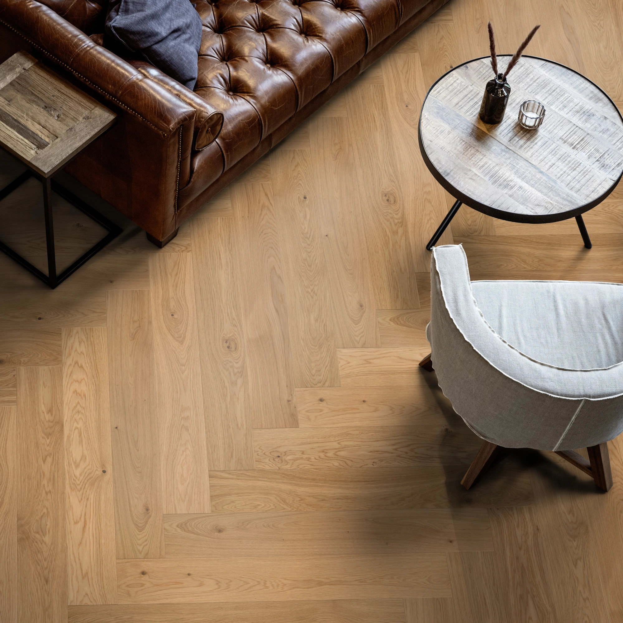 Milieubild Wohnzimmer mit Ledersofa - Blick von oben - ter Hürne Parkett Light Collection OLIO Eiche Tropez Milieubild Wohnzimmer mit Ledersofa - Blick von oben - ter Hürne 1101312816