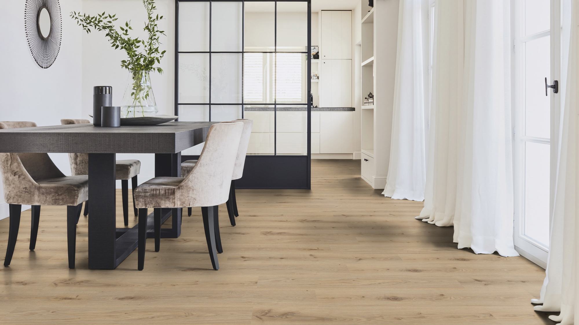 Milieubild Modernes Esszimmer mit Glas-Schiebetür - Tarkett Klebe-Vinyl Essence 55 Primary Oak Natural Milieubild Modernes Esszimmer mit Glas-Schiebetür - Tarkett 260053004