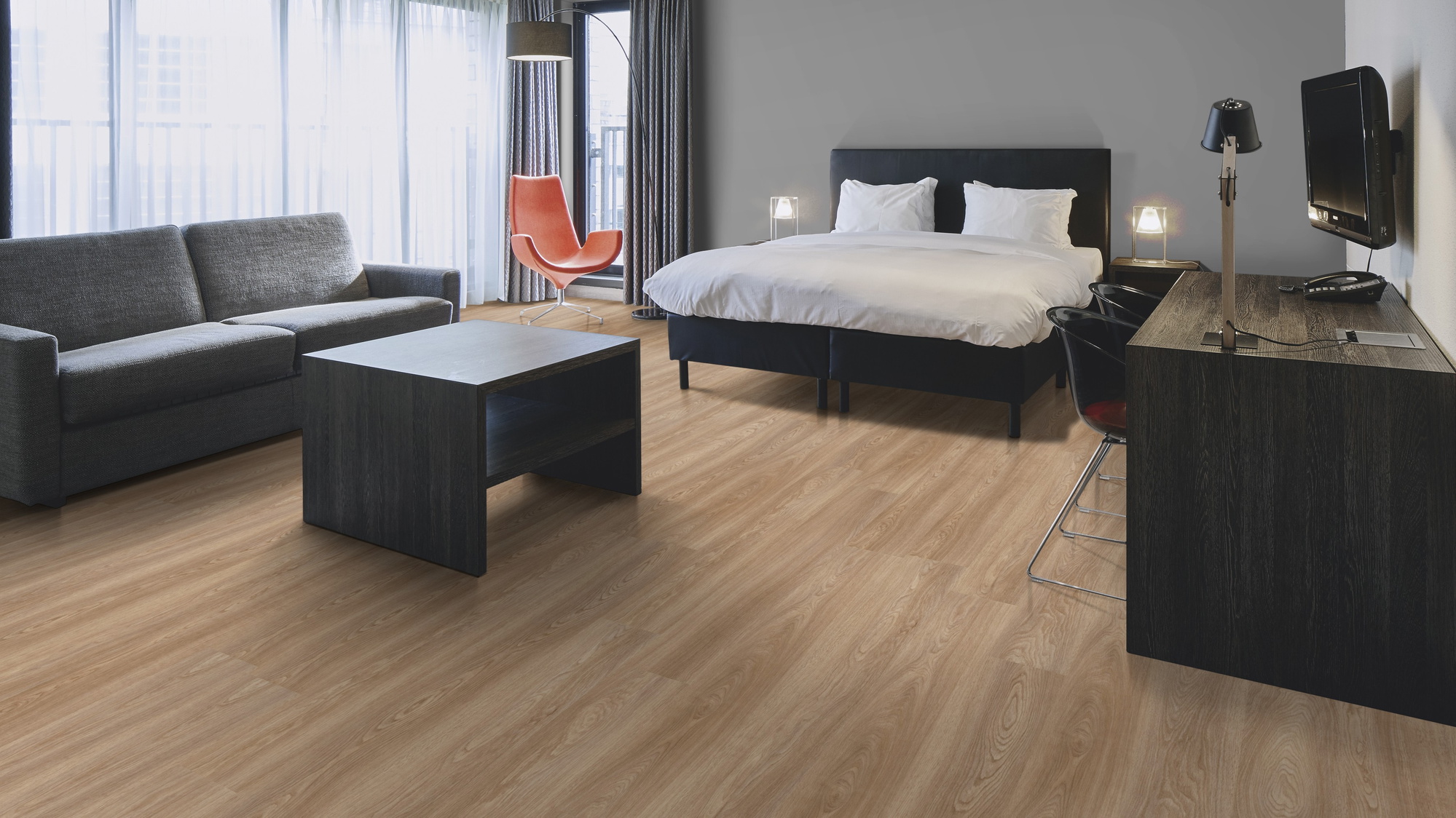 Milieubild Hotelzimmer mit Kingsize-Bett - Forbo Flooring Klebe-Vinyl Allura Dryback 0.55 Wood Natural Serene Oak Milieubild Hotelzimmer mit Kingsize-Bett - Forbo Flooring 243560