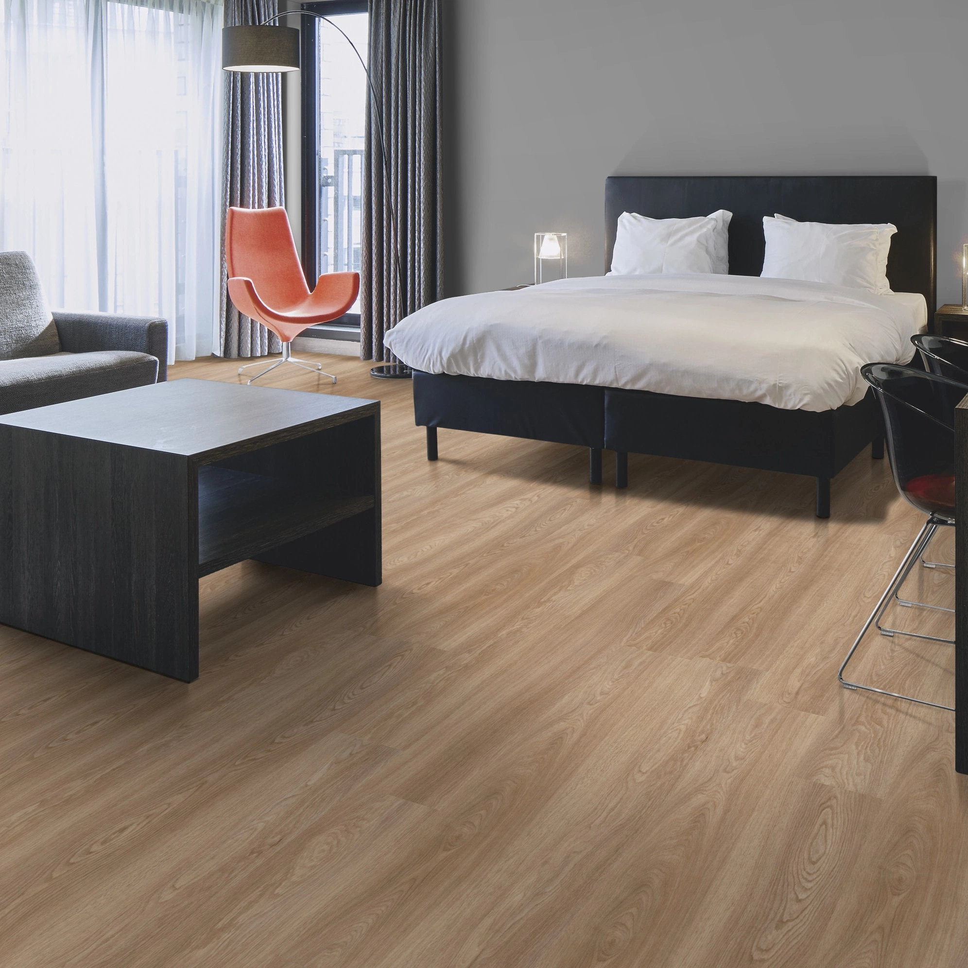 Milieubild Hotelzimmer mit Kingsize-Bett - Forbo Flooring Klebe-Vinyl Allura Dryback 0.55 Wood Natural Serene Oak Milieubild Hotelzimmer mit Kingsize-Bett - Forbo Flooring 243560