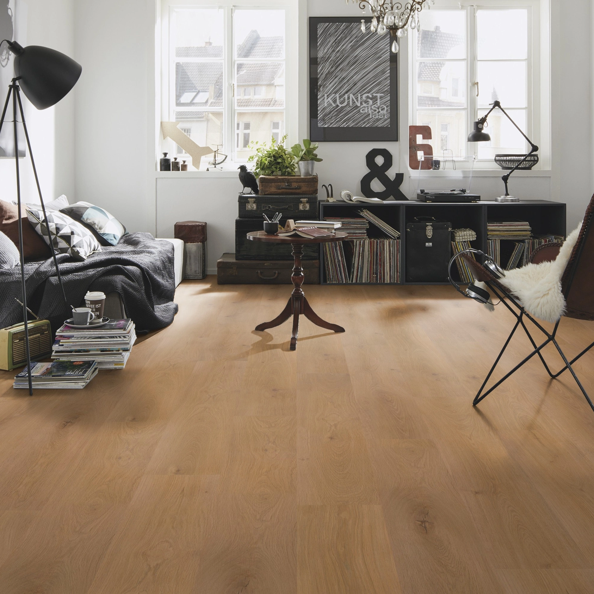 Milieubild Kompaktes Wohnzimmer mit Bücherregal - wineo HDF Klick-Bioboden PURLINE wineo 1000 wood XL Noble Oak Toffee Milieubild Kompaktes Wohnzimmer mit Bücherregal - wineo MLP311R