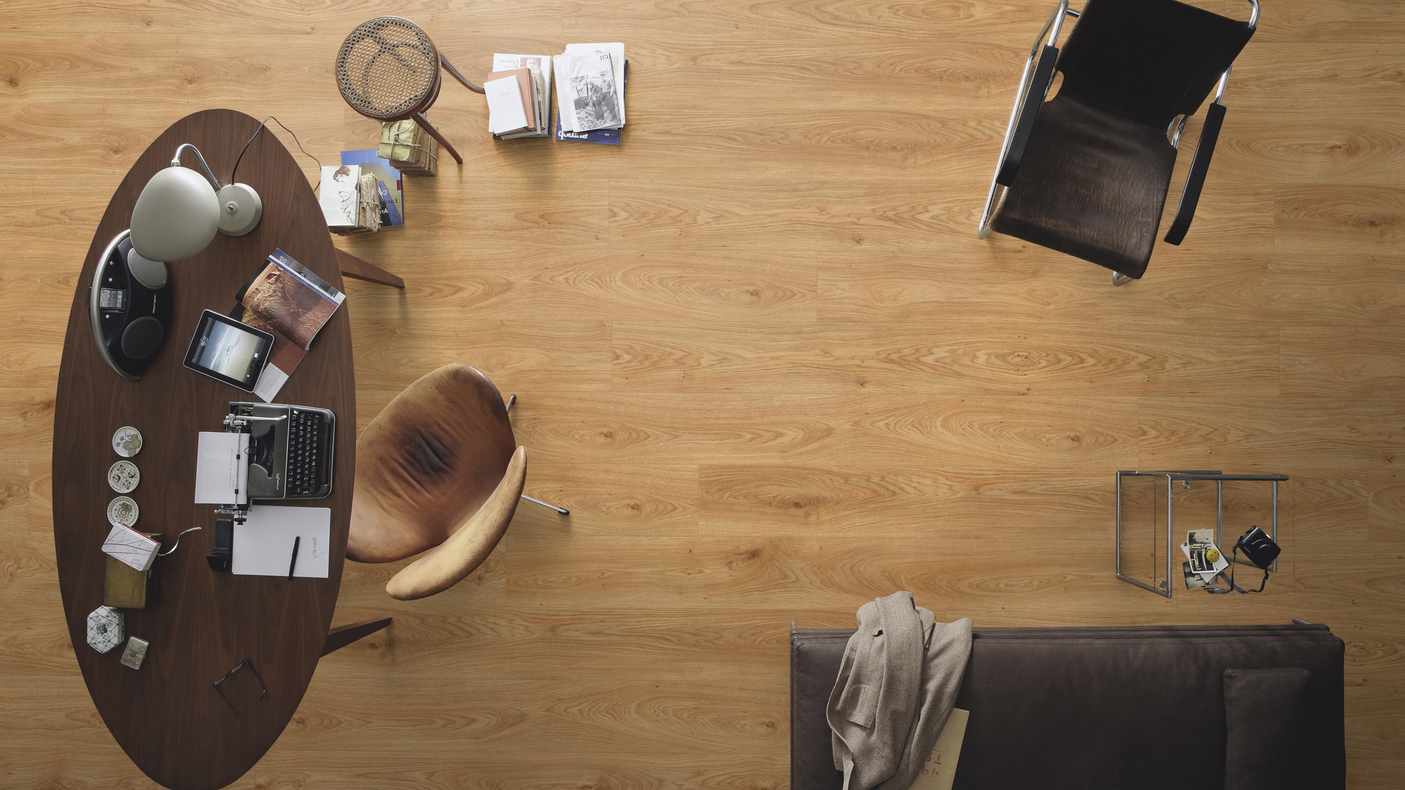 Milieubild Büro mit ovalem Tisch - Draufsicht - MEISTER Laminat LL 150 Ufereiche natur Milieubild Büro mit ovalem Tisch - Draufsicht - MEISTER 600007-2052220-07117