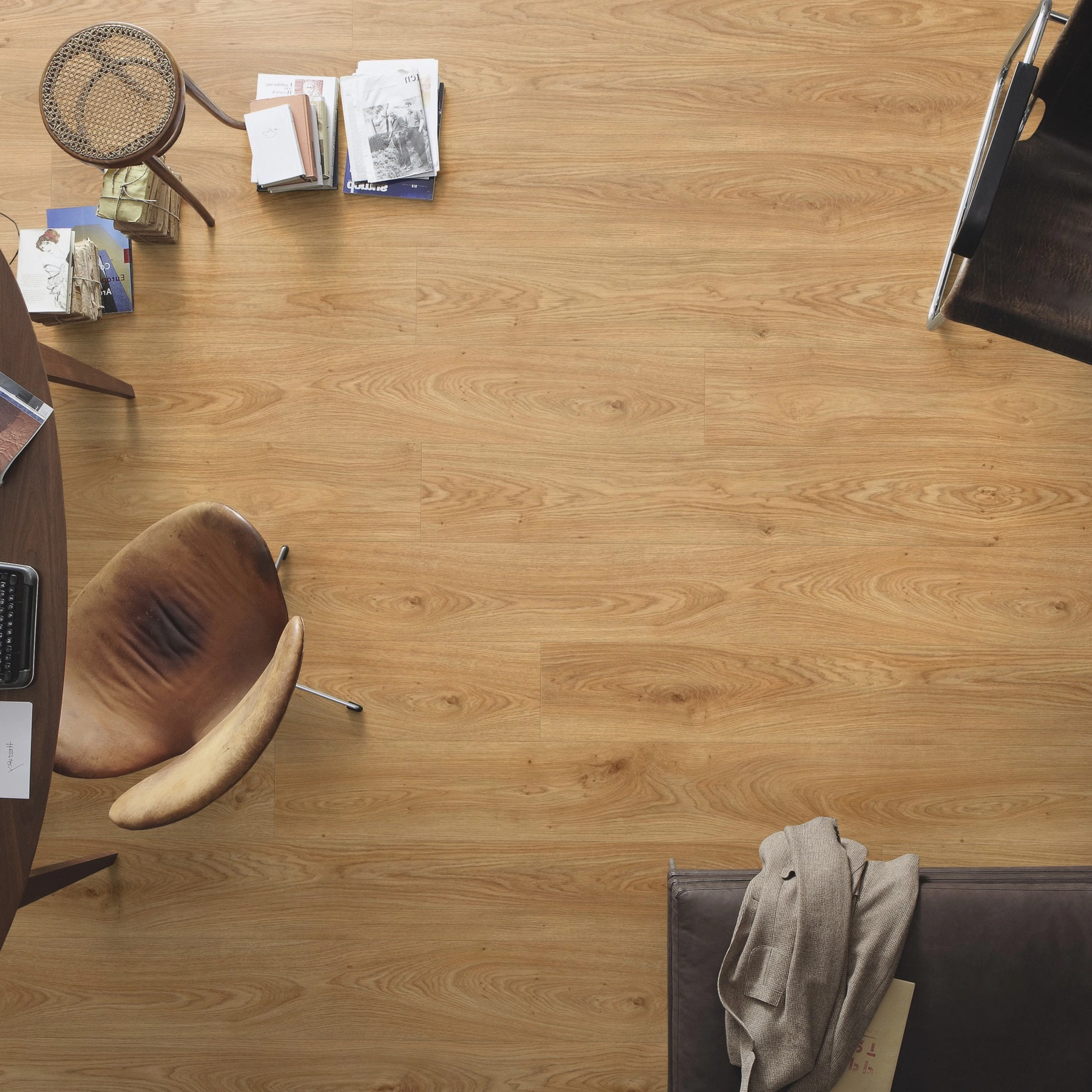 Milieubild Büro mit ovalem Tisch - Draufsicht - MEISTER Laminat LL 150 Ufereiche natur Milieubild Büro mit ovalem Tisch - Draufsicht - MEISTER 600007-2052220-07117