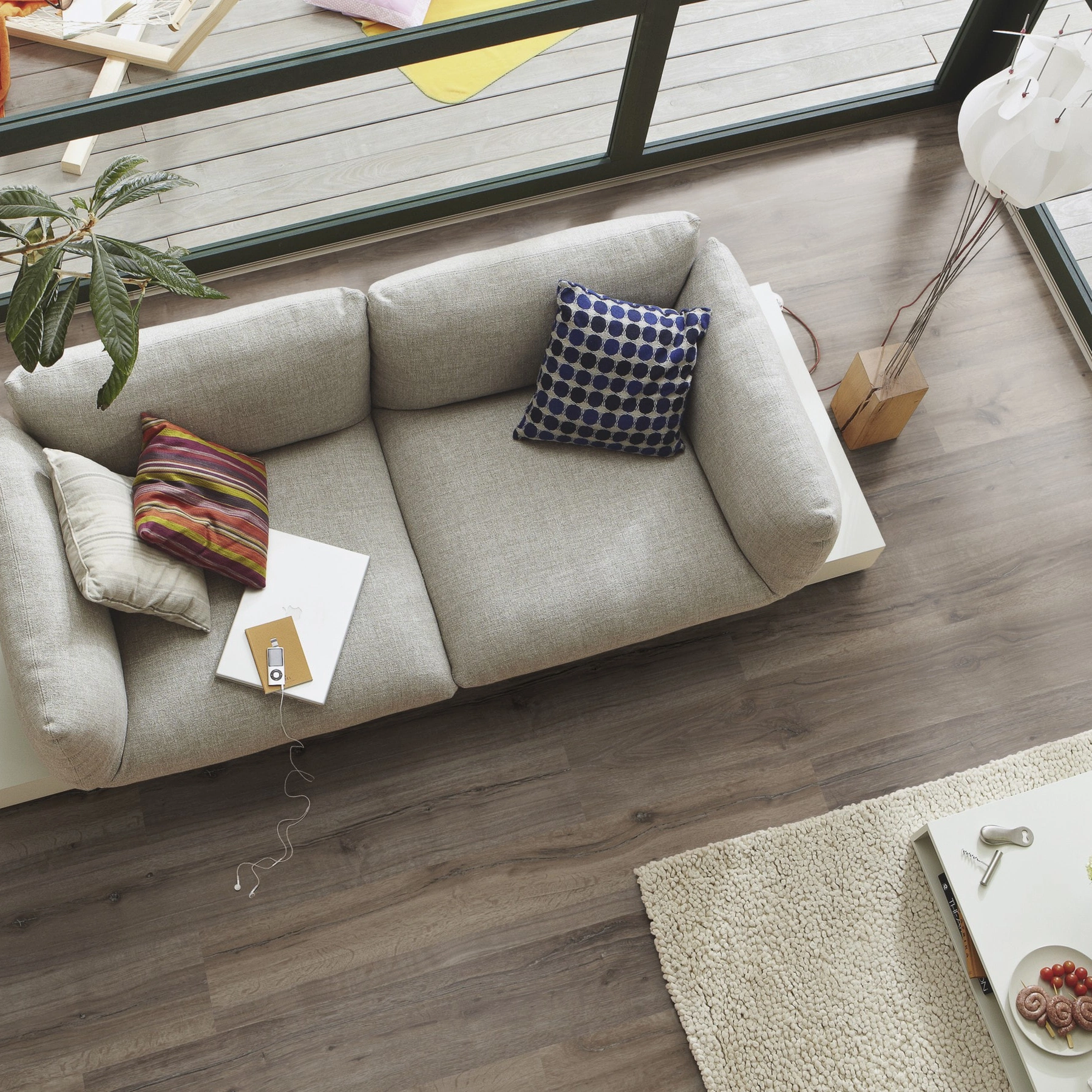Milieubild Wohnzimmer im Wintergarten - Blick von oben - MEISTER Laminat LC 55 Grey Oak Milieubild Wohnzimmer im Wintergarten - Blick von oben - MEISTER 600012-1288198-06671