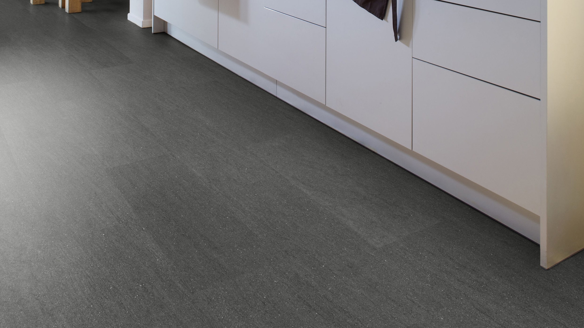 Milieubild Esszimmer mit Küchenblock - Wicanders Wise HDF Klick-Designboden stone Natural Basaltina Stone Milieubild Esszimmer mit Küchenblock - Wicanders Wise 80003898