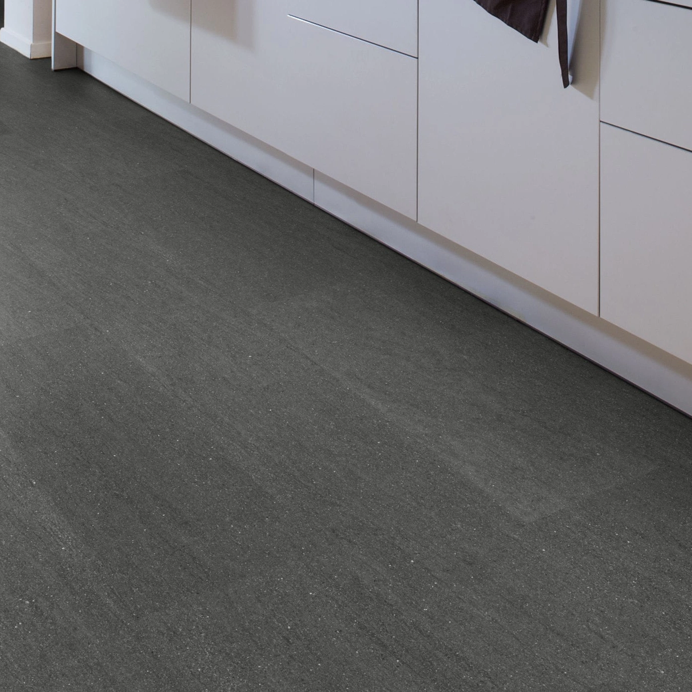 Milieubild Esszimmer mit Küchenblock - Wicanders Wise HDF Klick-Designboden stone Natural Basaltina Stone Milieubild Esszimmer mit Küchenblock - Wicanders Wise 80003898