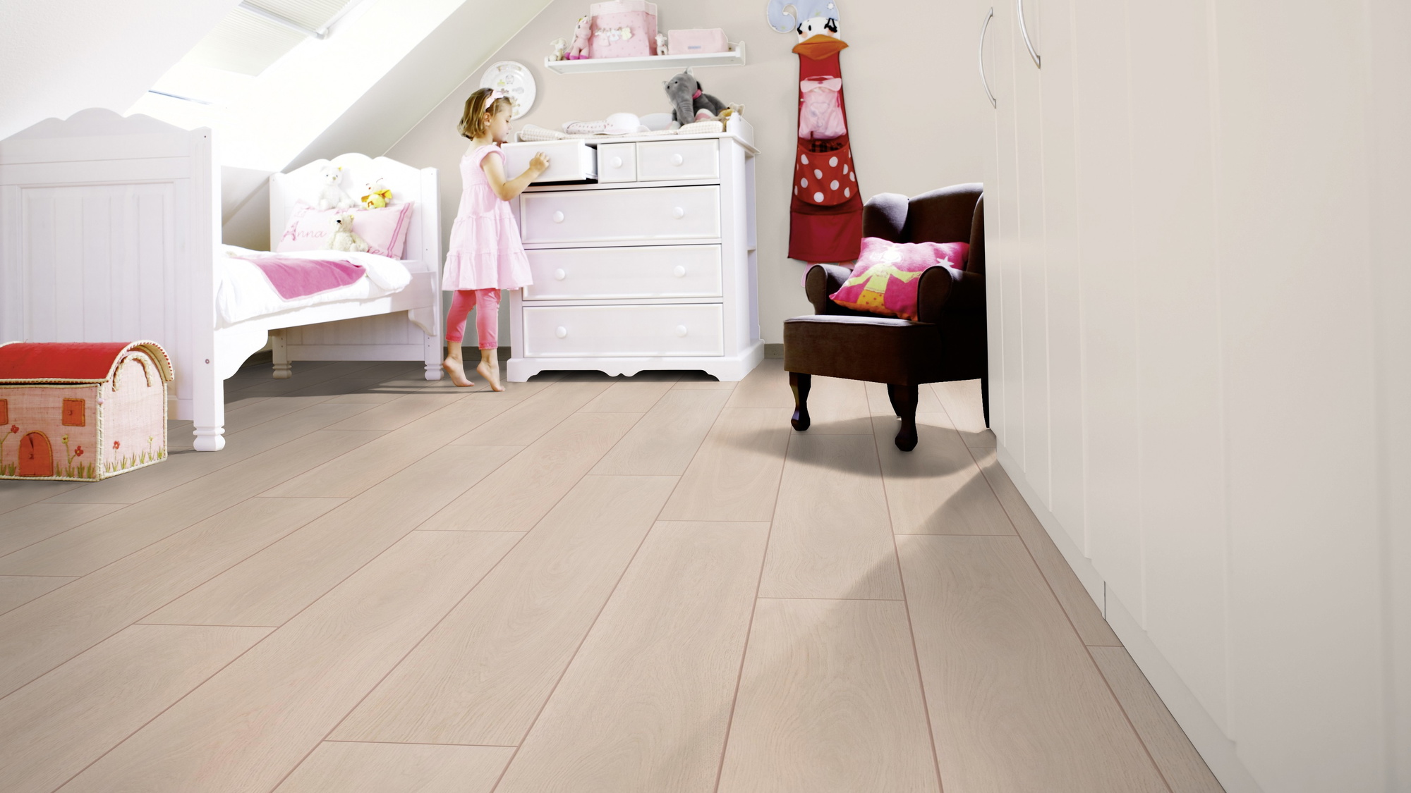 Milieubild Kinderzimmer mit weißer Kommode - wineo HDF Klick-Bioboden PURLINE wineo 1000 wood XL Calm Oak Bright Milieubild Kinderzimmer mit weißer Kommode - wineo MLP305R