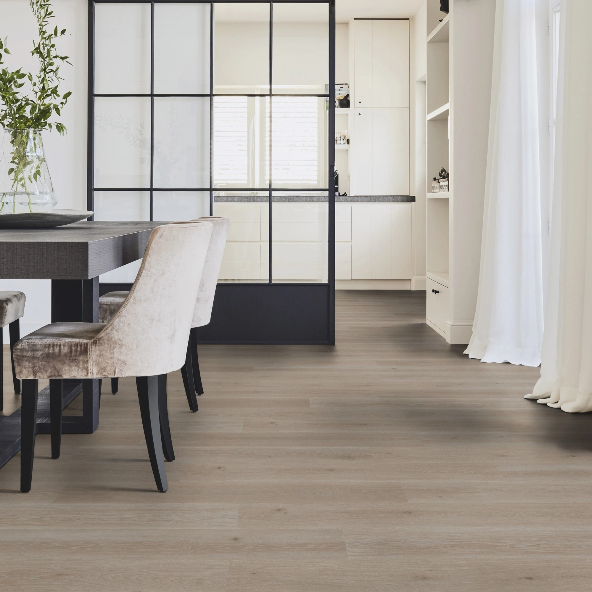Milieubild Modernes Esszimmer mit Glas-Schiebetür - Tarkett Klebe-Vinyl Essence 30 Tribe Oak Grey Milieubild Modernes Esszimmer mit Glas-Schiebetür - Tarkett 260055008
