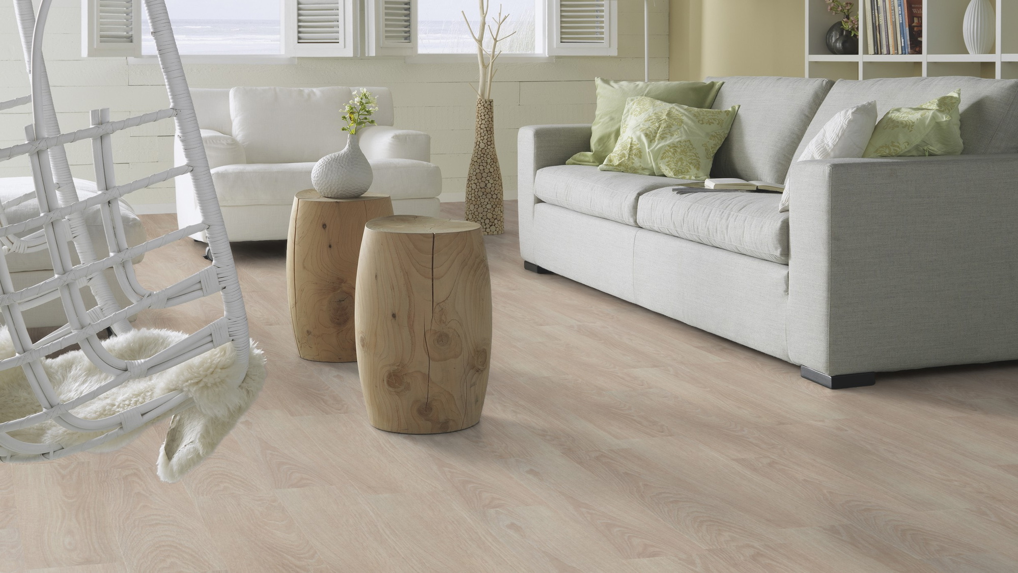 Milieubild Modernes, freundliches Wohnzimmer mit Sofa - Forbo Flooring Klebe-Vinyl Allura Dryback 0.55 Wood Bleached Timber Milieubild Modernes, freundliches Wohnzimmer mit Sofa - Forbo Flooring 243593