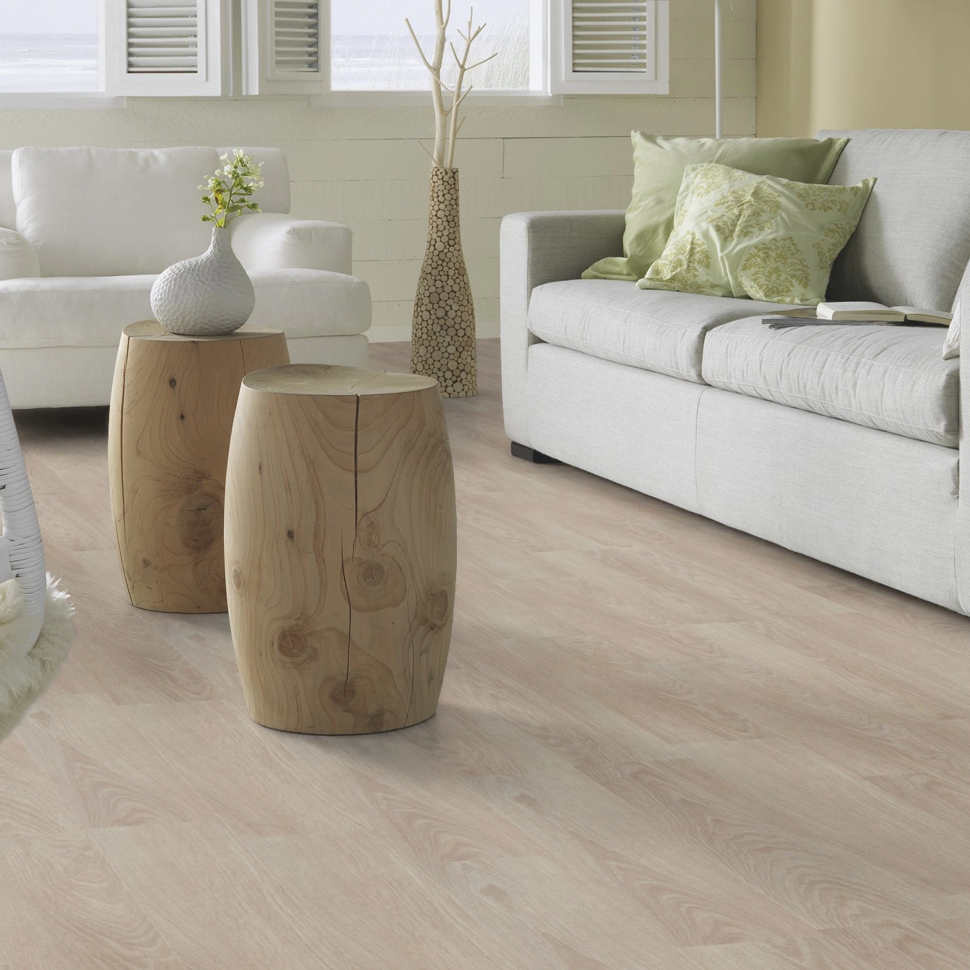 Milieubild Modernes, freundliches Wohnzimmer mit Sofa - Forbo Flooring Klebe-Vinyl Allura Dryback 0.55 Wood Bleached Timber Milieubild Modernes, freundliches Wohnzimmer mit Sofa - Forbo Flooring 243593