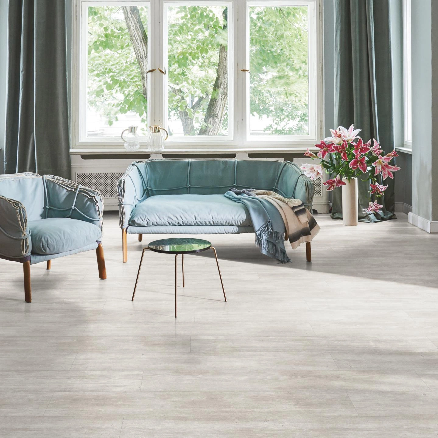 Milieubild Wohnzimmer in Stadtwohnung - Parador HDF Klick-Designboden Modular ONE Eiche Nordic grau Milieubild Wohnzimmer in Stadtwohnung - Parador 1744548