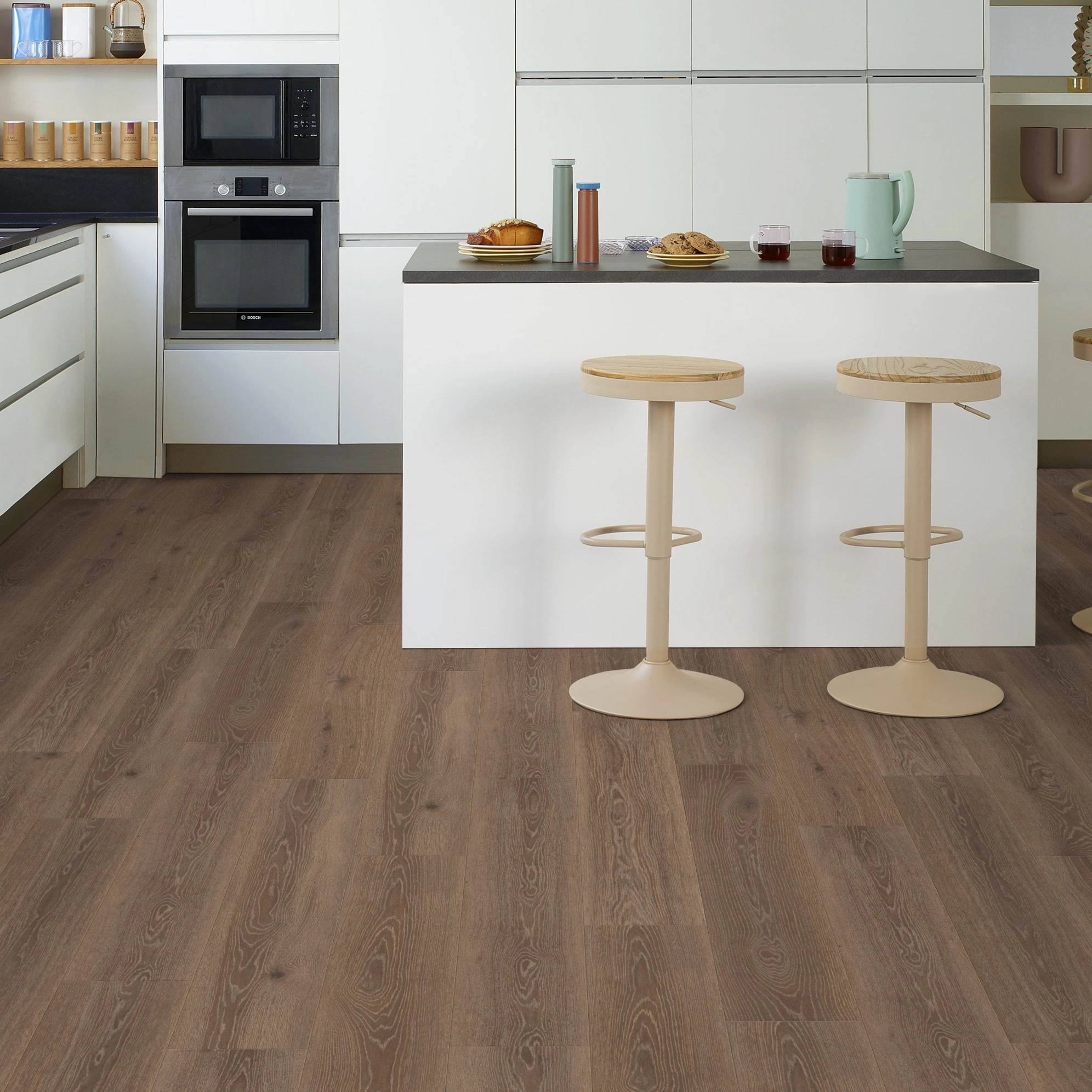 Milieubild Moderne Küche mit Küchenblock - Tarkett Klebe-Vinyl Essence 30 Tribe Oak Mocha Milieubild Moderne Küche mit Küchenblock - Tarkett 260055009