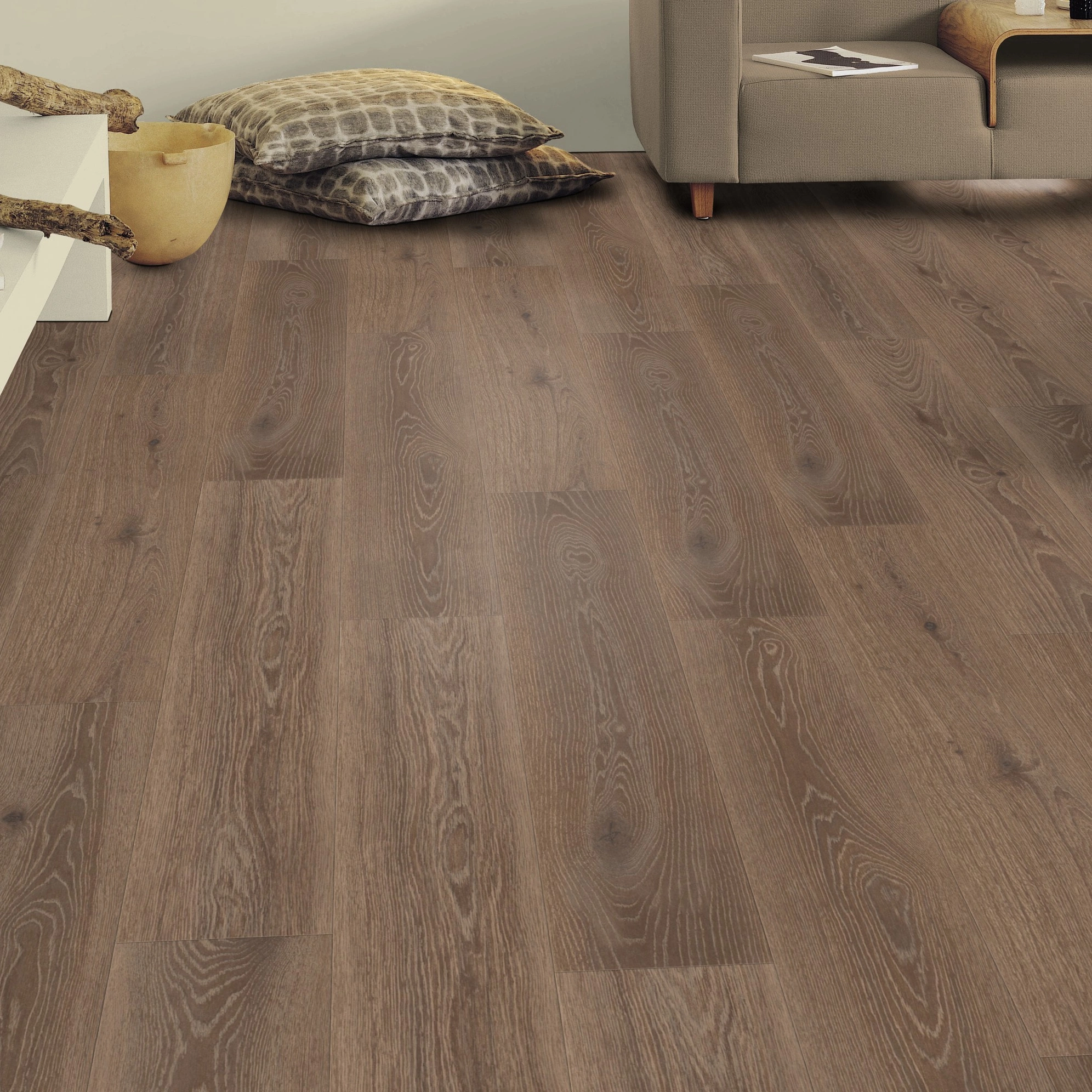 Milieubild Wohnzimmer mit Sideboard - Tarkett Klebe-Vinyl Essence 30 Tribe Oak Mocha Milieubild Wohnzimmer mit Sideboard - Tarkett 260055009