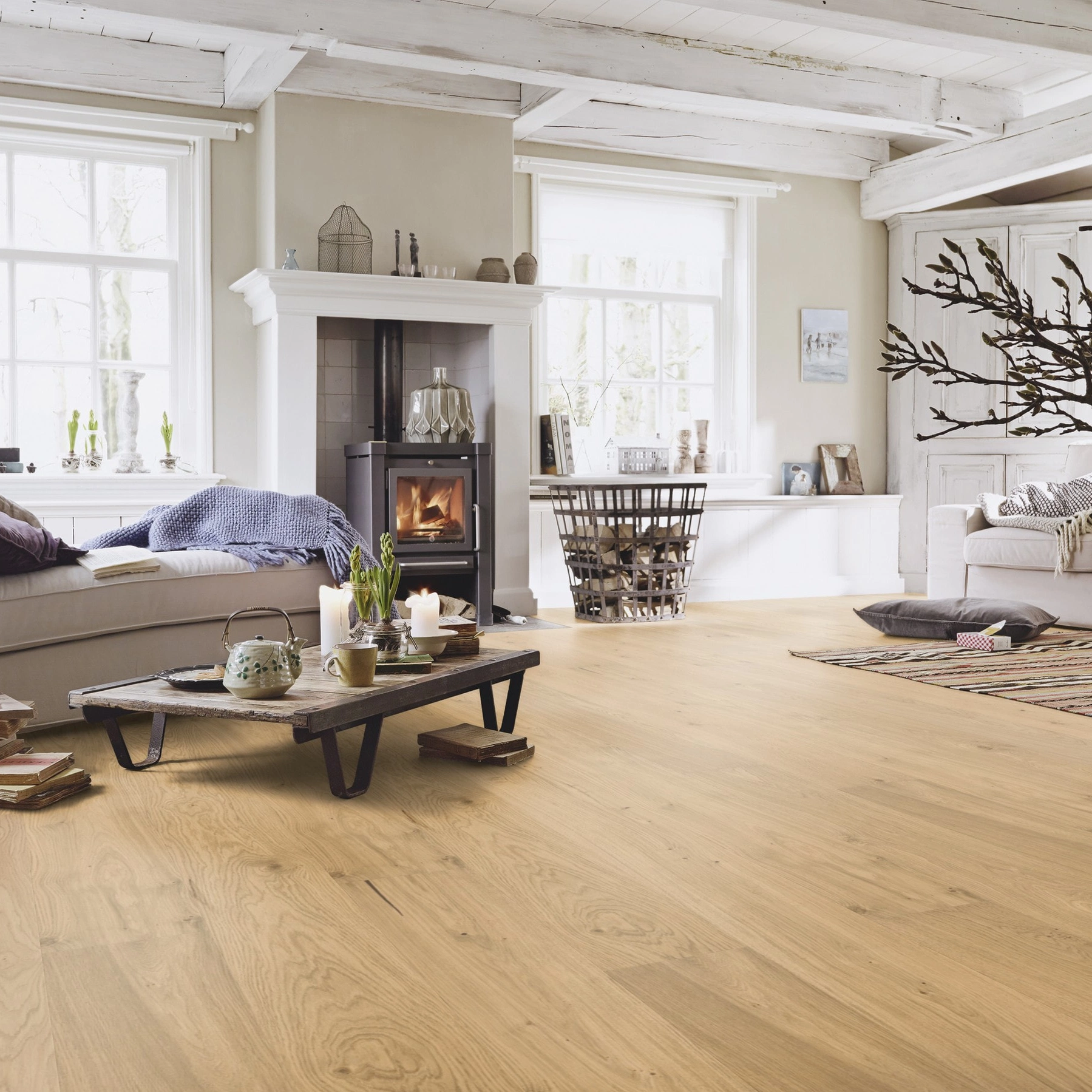 Milieubild Wohnzimmer im Landhaus-Stil - MEISTER Furnierboden HD 100 Natureflex Eiche lebhaft creme Milieubild Wohnzimmer im Landhaus-Stil - MEISTER 500139-2200210-20015