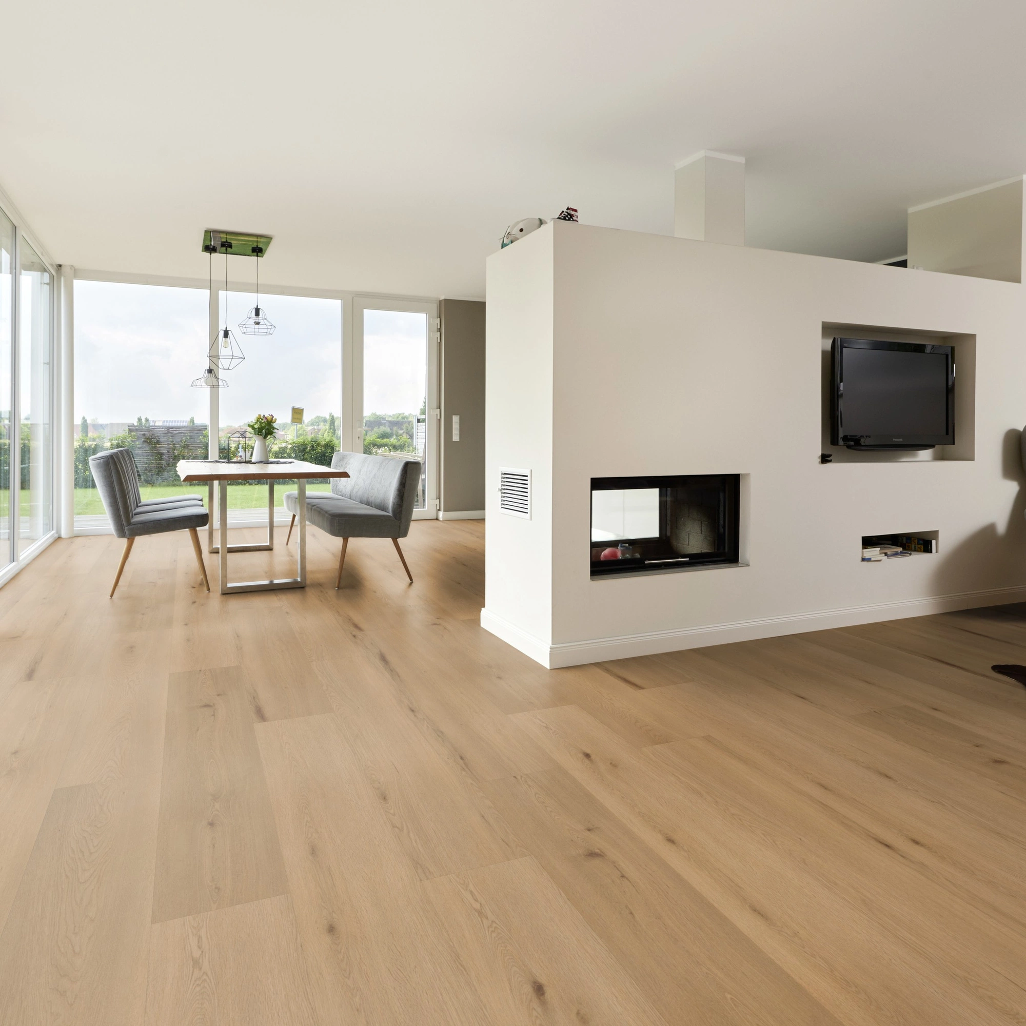 Milieubild Wohnzimmer mit Essbereich und Kamin - ter Hürne Klebe-Vinyl Pro Classic Edition Eiche Lyon Milieubild Wohnzimmer mit Essbereich und Kamin - ter Hürne 1101210424
