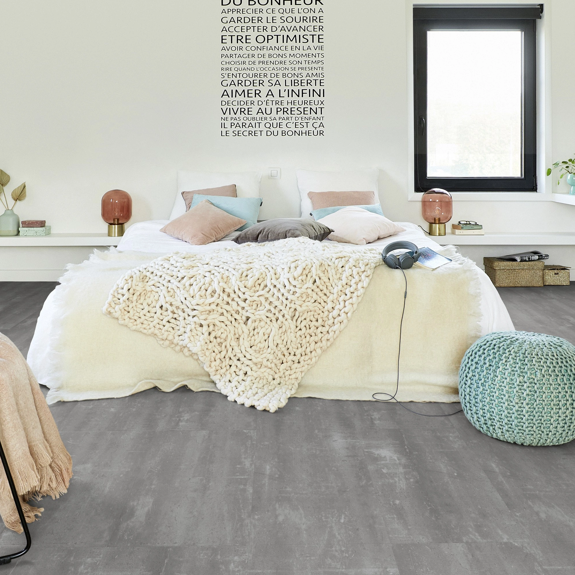 Milieubild Modernes Schlafzimmer - Bett mit Stuhl - Tarkett Klebe-Vinyl Essence 30 Scratched Cement Grey Milieubild Modernes Schlafzimmer - Bett mit Stuhl - Tarkett 260056010