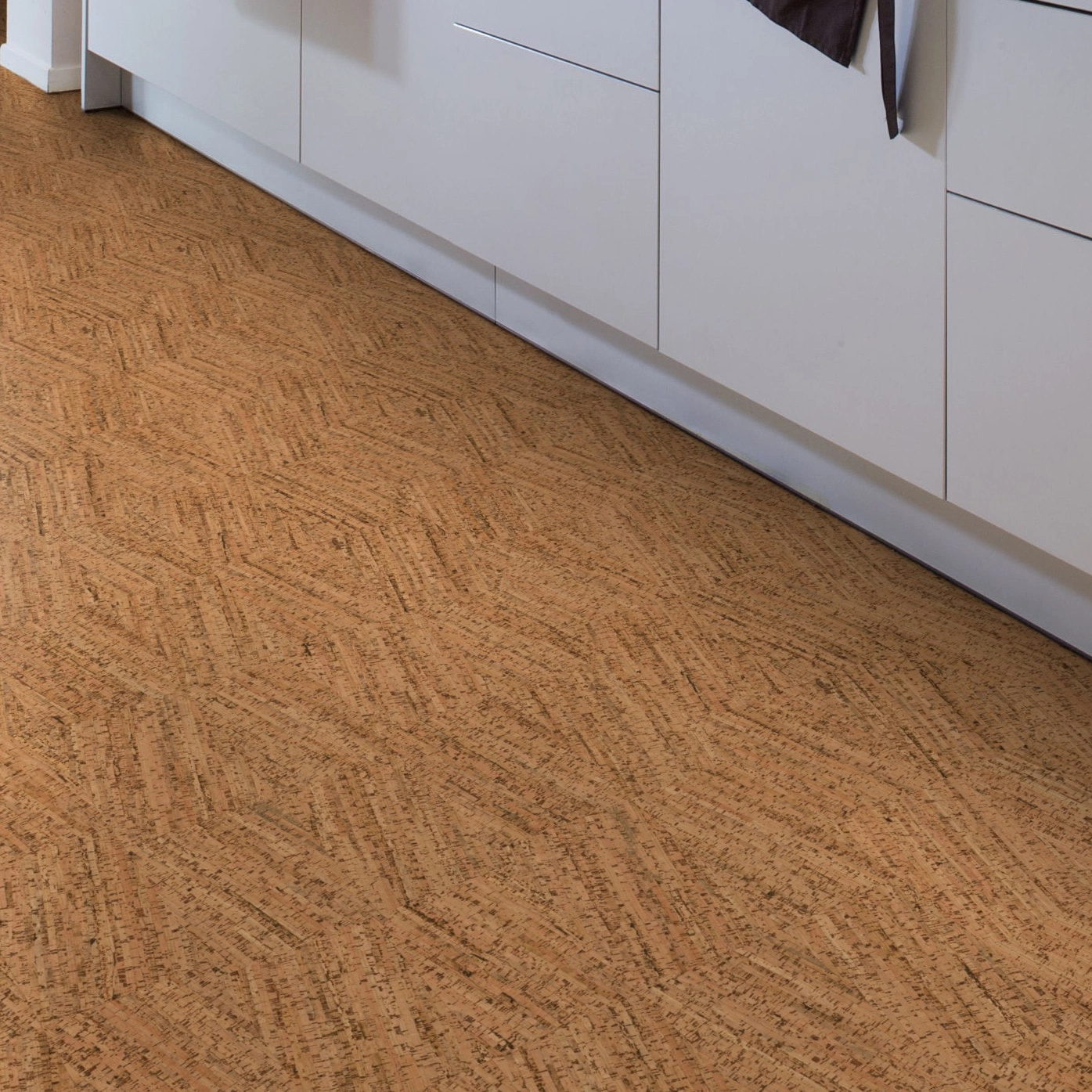 Milieubild Esszimmer mit Küchenblock - Wicanders Wise HDF Klick-Korkboden cork Essence Novel Edge Natural Milieubild Esszimmer mit Küchenblock - Wicanders Wise 80001300