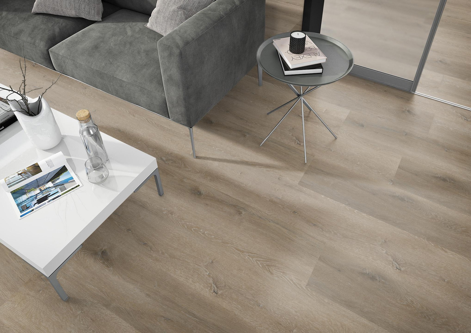 Milieubild Wohnzimmer - Sofa mit Beistelltisch und Glastür - nexflor NXF-20030-002