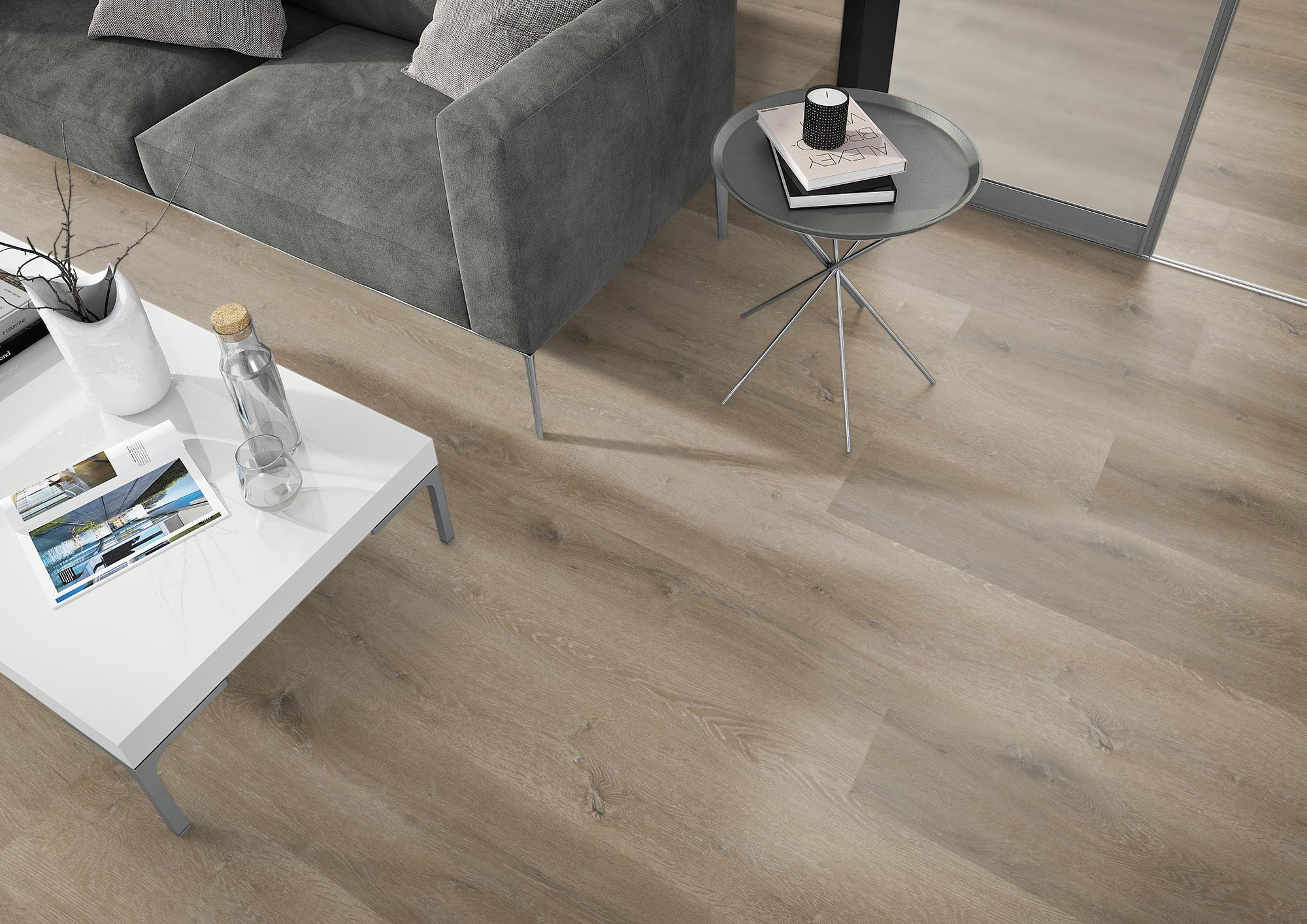 Milieubild Wohnzimmer - Sofa mit Beistelltisch und Glastür - nexflor Rigid Klick-Vinyl Helios Click Collection Miletus Oak Milieubild Wohnzimmer - Sofa mit Beistelltisch und Glastür - nexflor NXF-20030-002
