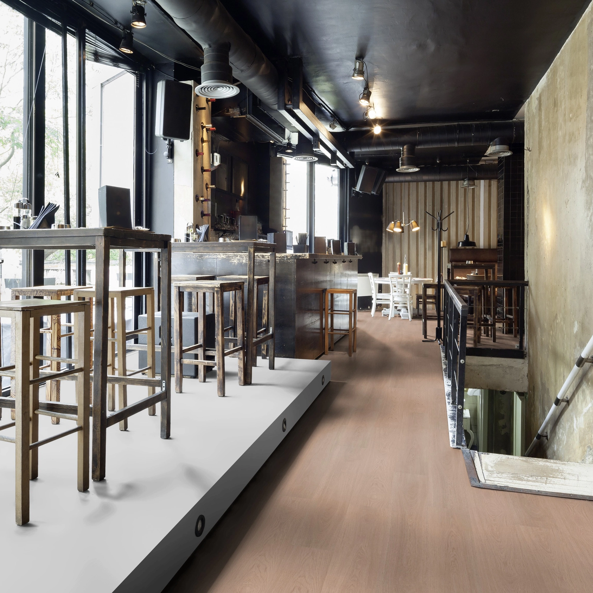 Milieubild Restaurant - Bar mit Tischen und Hockern - wineo Klebe-Bioboden PURLINE wineo 1000 wood XL Calm Oak Shell Milieubild Restaurant - Bar mit Tischen und Hockern - wineo PL306R