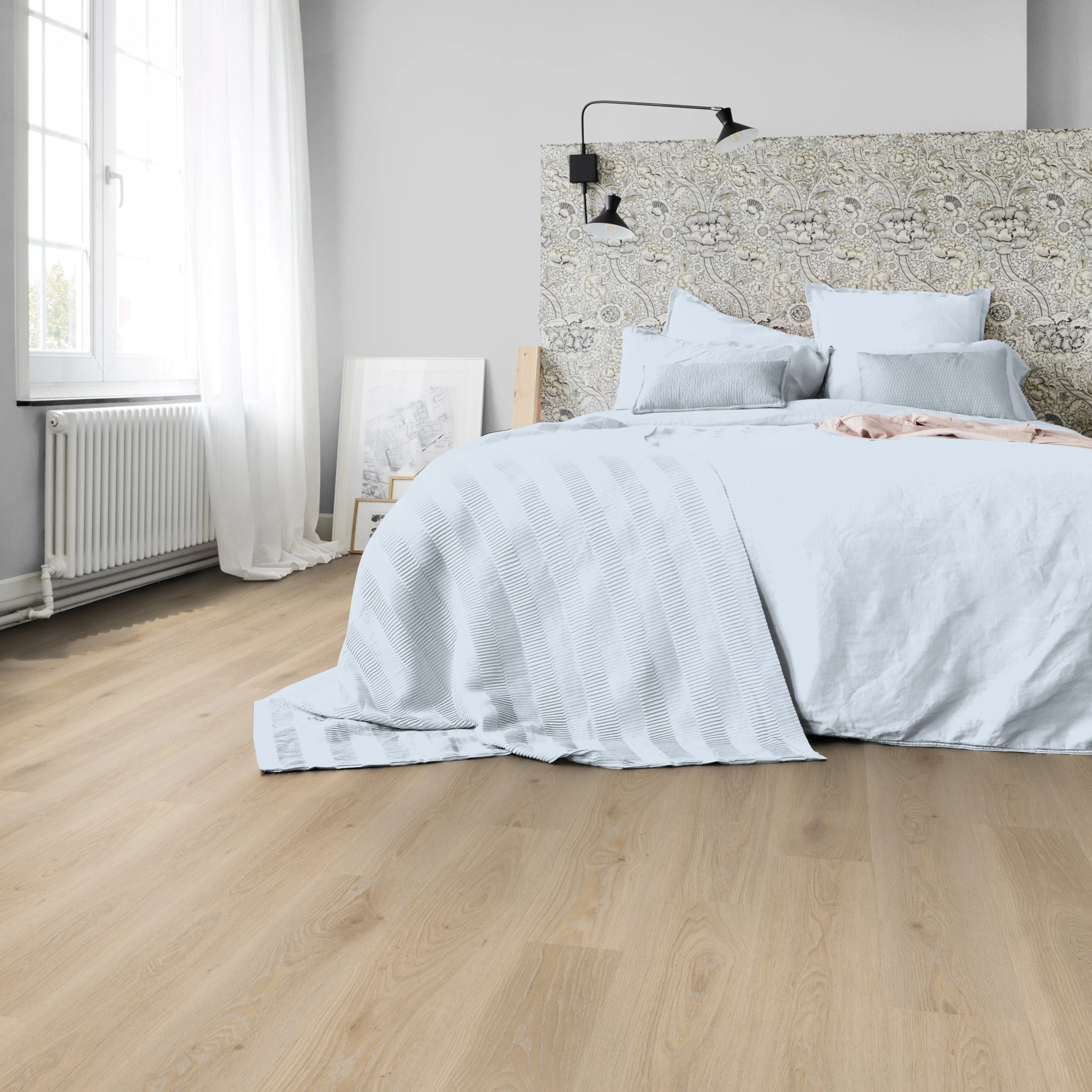 Milieubild Schlafzimmer in Stadtwohnung - Tarkett Rigid Klick-Designboden iD Evolution Rigid Home Highland Oak Beige Milieubild Schlafzimmer in Stadtwohnung - Tarkett 280041004
