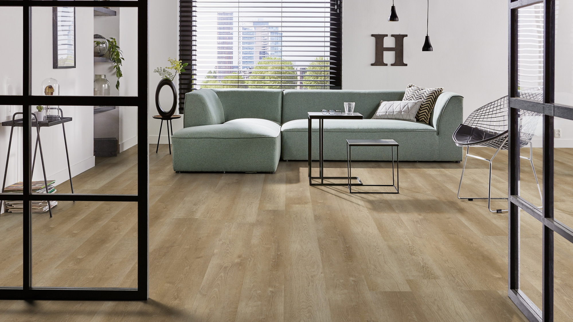 Milieubild Modernes Wohnzimmer mit mintgrünem Sofa - Forbo Flooring Klebe-Vinyl Enduro Dryback Wood Natural Warm Oak Milieubild Modernes Wohnzimmer mit mintgrünem Sofa - Forbo Flooring 217631