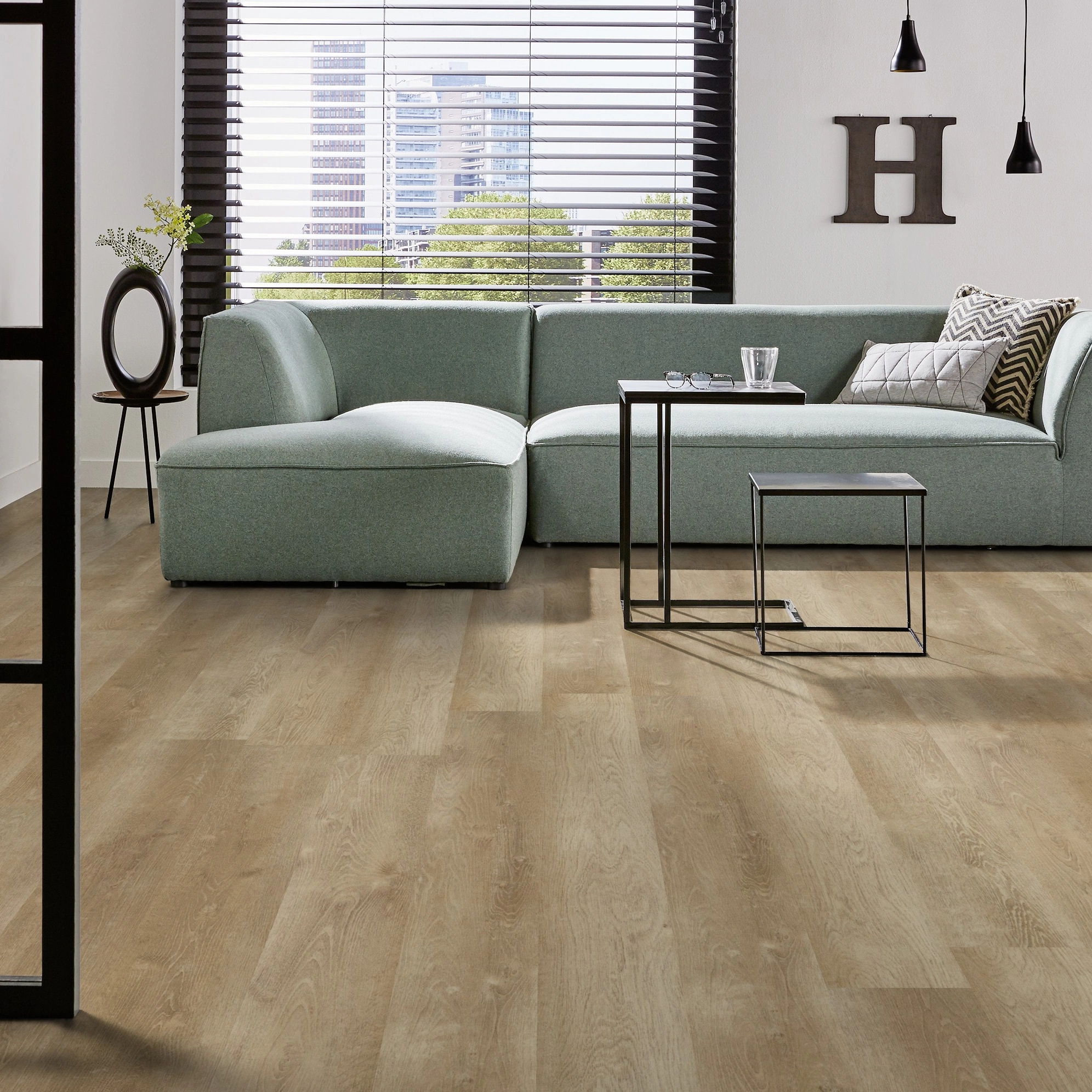 Milieubild Modernes Wohnzimmer mit mintgrünem Sofa - Forbo Flooring Klebe-Vinyl Enduro Dryback Wood Natural Warm Oak Milieubild Modernes Wohnzimmer mit mintgrünem Sofa - Forbo Flooring 217631