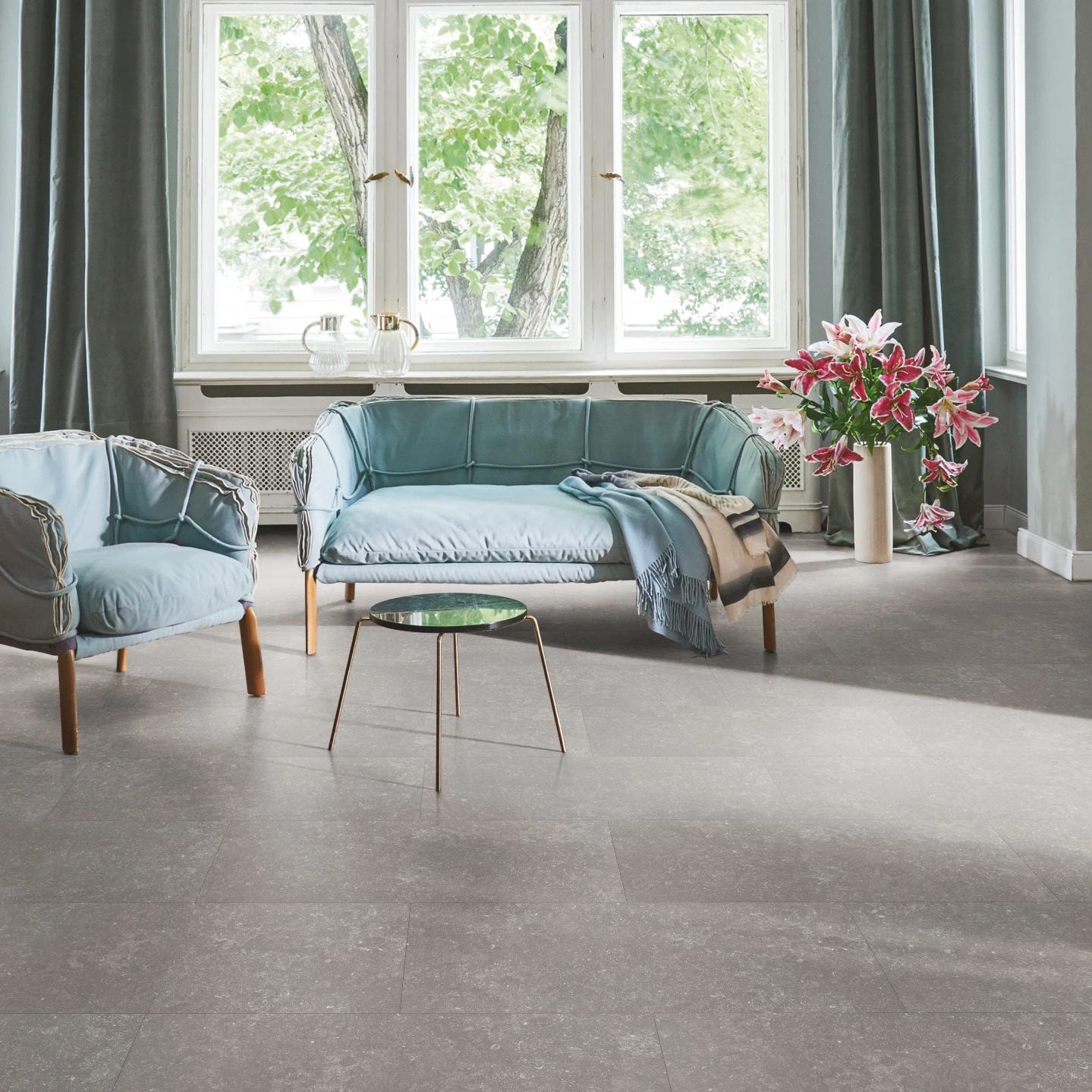 Milieubild Wohnzimmer in Stadtwohnung - Parador HDF Klick-Designboden Modular ONE Granit grau Milieubild Wohnzimmer in Stadtwohnung - Parador 1743536