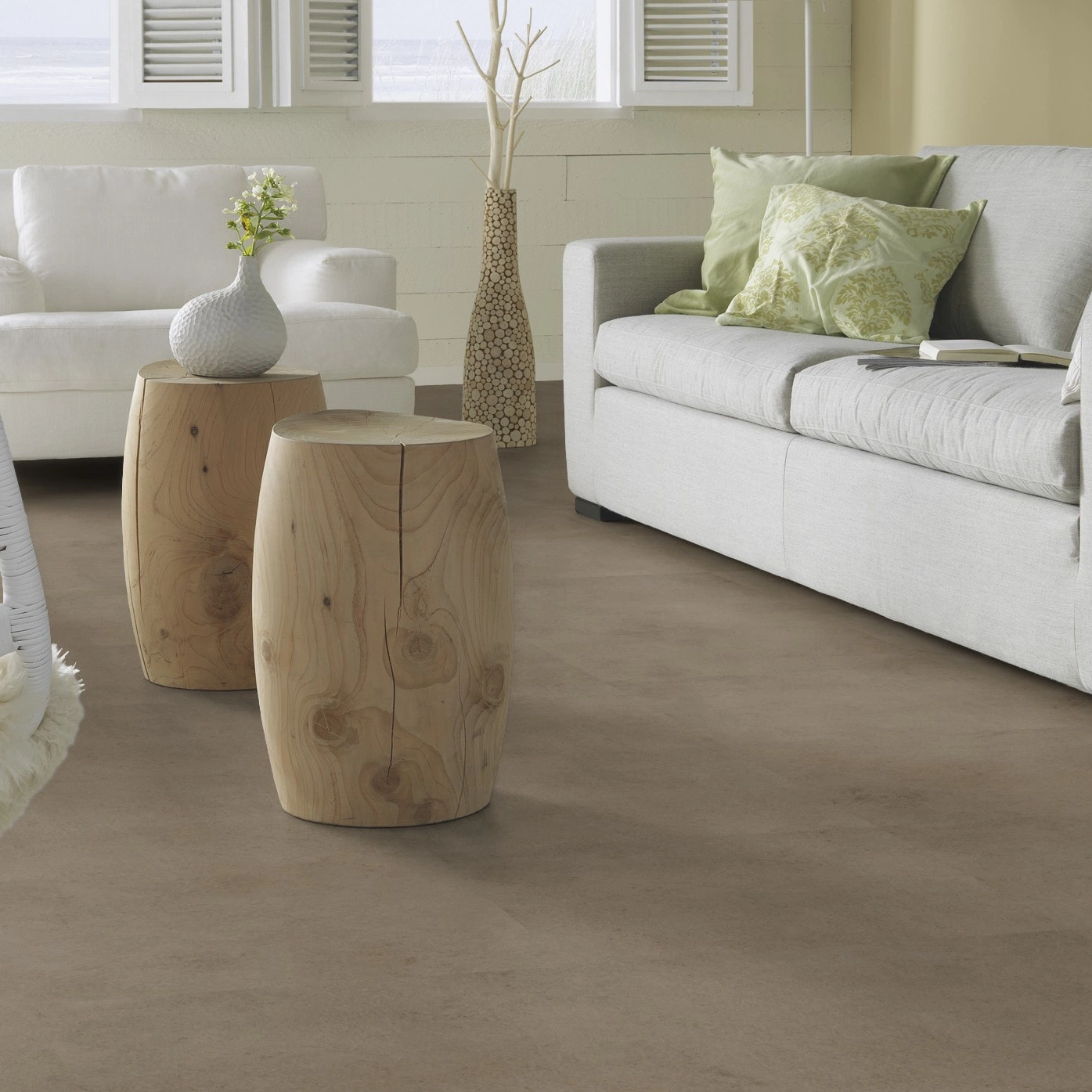Milieubild Modernes, freundliches Wohnzimmer mit Sofa - Forbo Flooring Klebe-Vinyl Allura Dryback 0.55 Material Canyon Cement Milieubild Modernes, freundliches Wohnzimmer mit Sofa - Forbo Flooring 243651