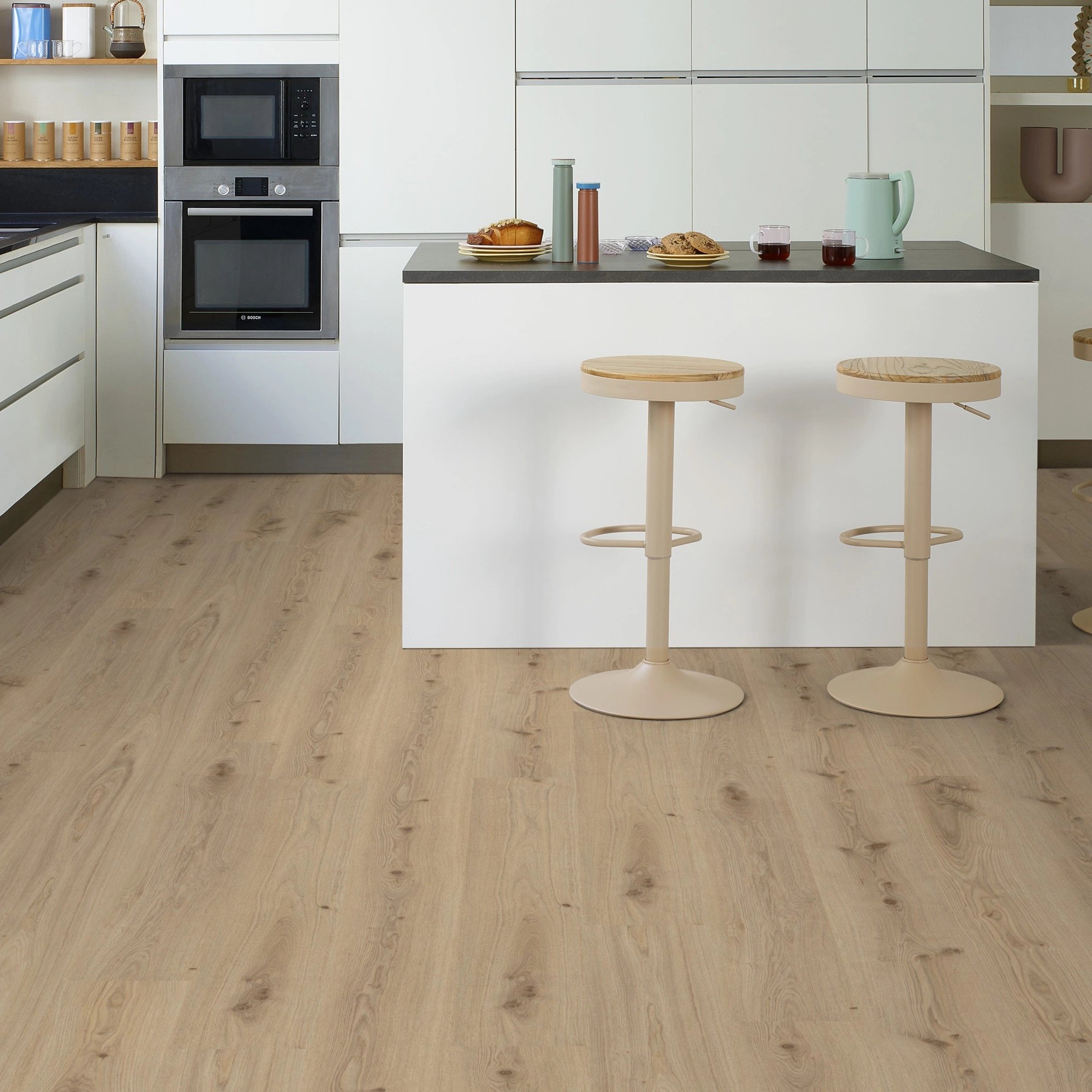 Milieubild Moderne Küche mit Küchenblock - Tarkett Klebe-Vinyl Essence 55 Primary Oak Natural Milieubild Moderne Küche mit Küchenblock - Tarkett 260053004