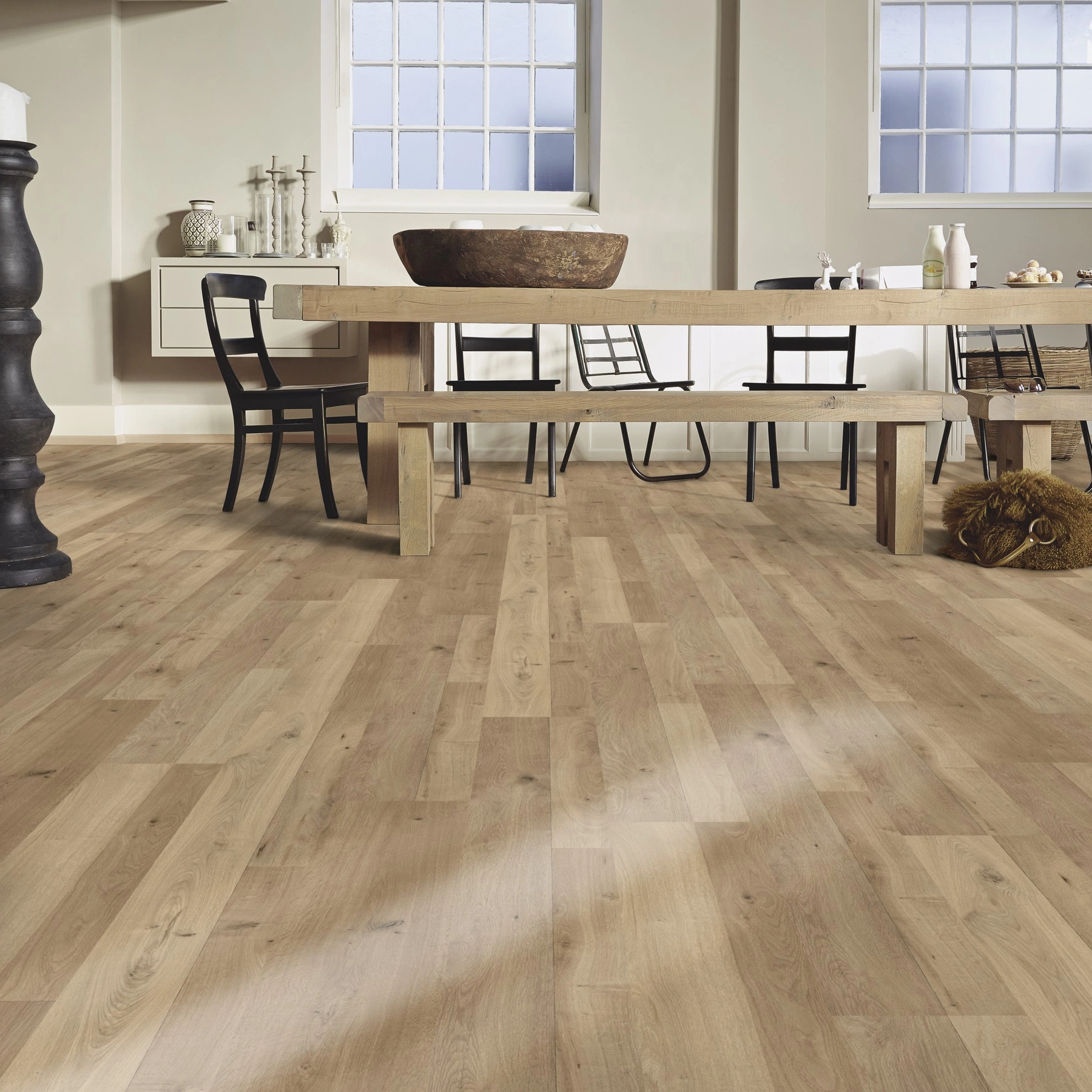 Milieubild Esszimmer mit großem Tisch - MEISTER Laminat LC 55 Natural Oak Milieubild Esszimmer mit großem Tisch - MEISTER 600012-1288198-06675
